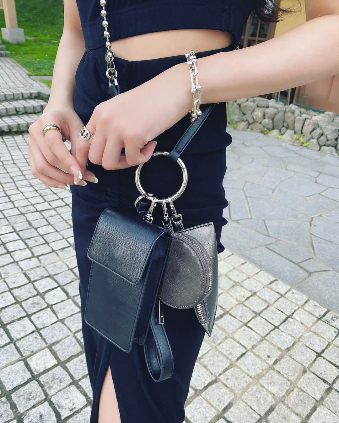 太田麻美のインスタグラム：「最近のお気に入りミニバッグ❤︎ それぞれ色が違って、ボールチェーンも可愛くて一目惚れ。アクセサリー感覚で使ってるよ❤︎❤︎  bag... @emoda_official  bracecelet... @tiffanyandco  ring... @gucci @figandviper  op... @figandviper   #fashion #code #cordinate  #multiminibag #bag #emoda #tiffany #tiffanyandco #accessory #ミニバッグ #アクセサリー #私服 #ファッション #シルバーアクセサリー」