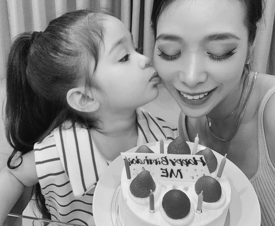 紅蘭さんのインスタグラム写真 - (紅蘭Instagram)「👧「mommy！mommy！ happy birthday！！」 あぁー嬉しいよ😭泣ける… 彼女がケーキをふーってしたいらしいので自分で自分にケーキを買ってきた🎂w  この時期なので皆でパーティーなどはできないけど なんだかこの感じの誕生日が とっても幸せでした❤️ ありがとう、、、 愛する私の 小さなプリンセス✨  誕生日は8/30明日です！ 明日はお仕事だからね💻  #紅蘭 #娘と2人でカウントダウン #小さな頭で沢山考えてくれた #感動 #愛してるずっと永遠に #ありがとう」8月29日 22時43分 - kurankusakari