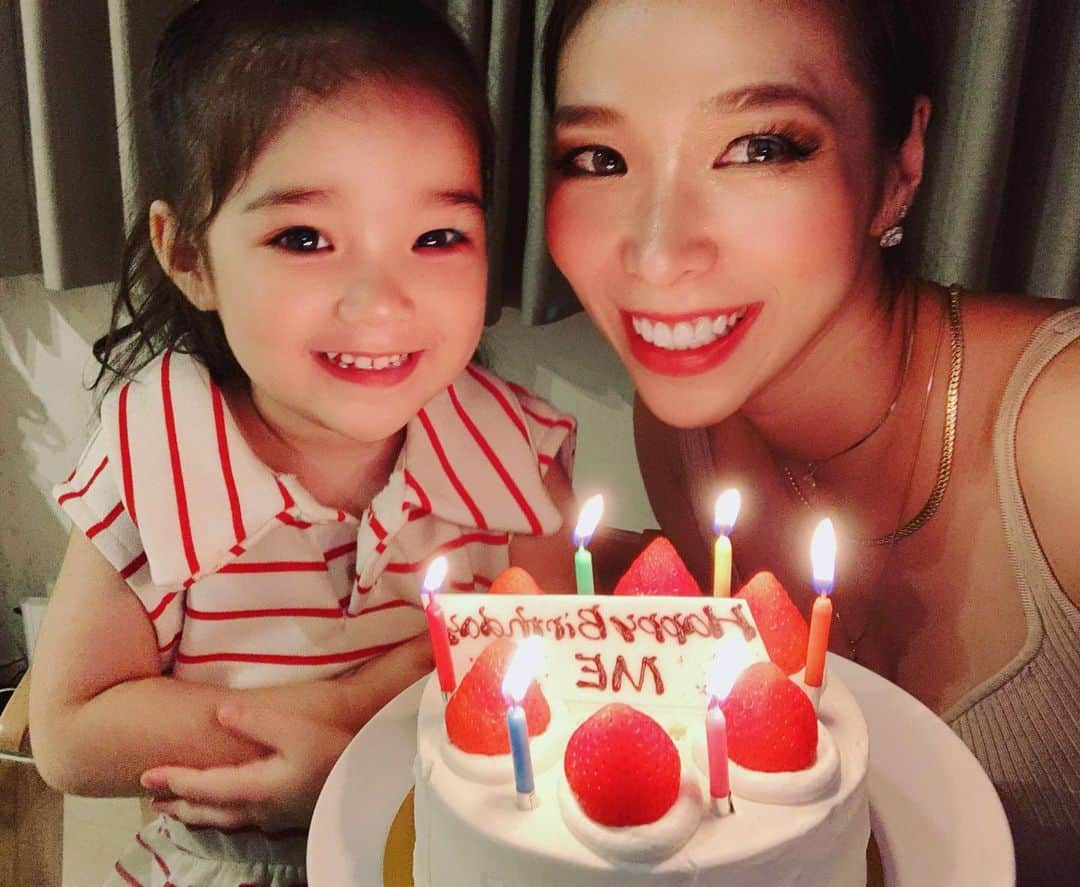 紅蘭さんのインスタグラム写真 - (紅蘭Instagram)「👧「mommy！mommy！ happy birthday！！」 あぁー嬉しいよ😭泣ける… 彼女がケーキをふーってしたいらしいので自分で自分にケーキを買ってきた🎂w  この時期なので皆でパーティーなどはできないけど なんだかこの感じの誕生日が とっても幸せでした❤️ ありがとう、、、 愛する私の 小さなプリンセス✨  誕生日は8/30明日です！ 明日はお仕事だからね💻  #紅蘭 #娘と2人でカウントダウン #小さな頭で沢山考えてくれた #感動 #愛してるずっと永遠に #ありがとう」8月29日 22時43分 - kurankusakari