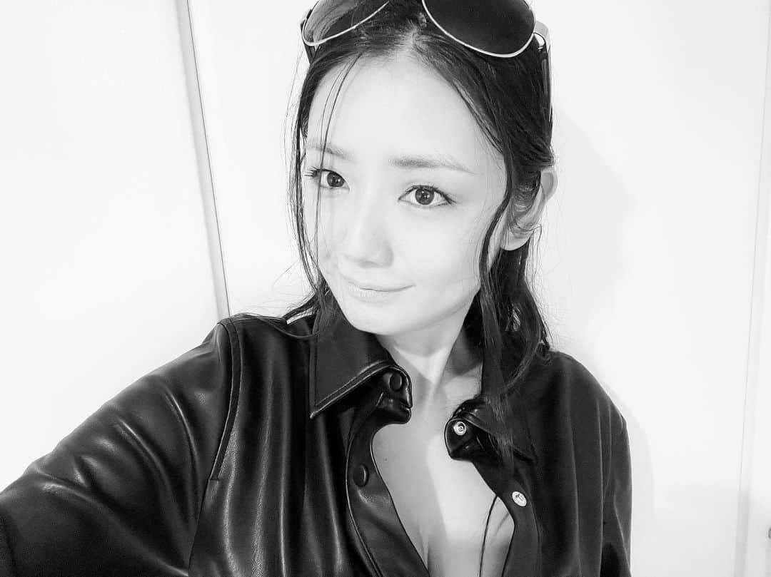 片山萌美のインスタグラム：「漫画ワンピースのニコ・ロビン のコスプレ。 初めて（？）自分でコスプレに挑戦。 思い立って突然やったのでありものですが、 楽しかった...！  #moemikatayama  #ニコロビンコスプレ #onepiece  #ワンピース  このコスプレの反省点は 髪:オールバックにしきれてない メイク:眉毛がまだ太め、二重幅がニコロビンと違う（アイプチとか持ってなくて） あと見返したら あまり似てないから 白黒にしました🙌🙌🙌 でも現実にいたら こんな感じじゃないかな？ という気持ちもあります😎✨ 次はもっと似させてみせる...」