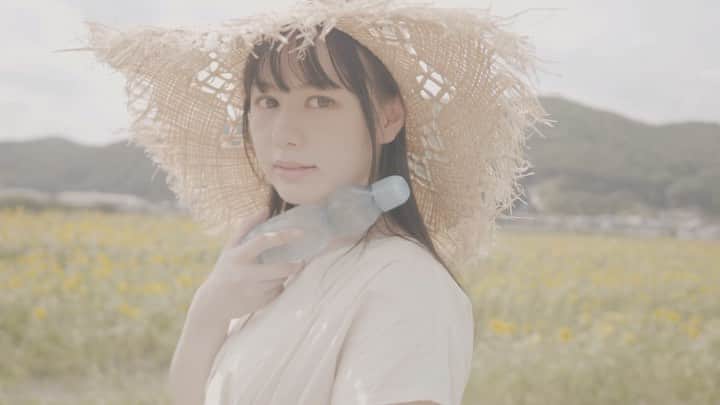 宮澤じゅりのインスタグラム：「.・＊.*○.°＊・° . . 暑い日、ひまわり畑で麦わら帽子を被って . ラムネを持って立ってる姿が凄くエモいって思った☺︎✴︎ . . .＊.＊.＊.＊.＊.＊.＊.＊. . YouTube Video Portrait 9 Sunfollow field . .＊.＊.＊.＊.＊.＊.＊.＊. . . .・＊.*○.°＊・°」