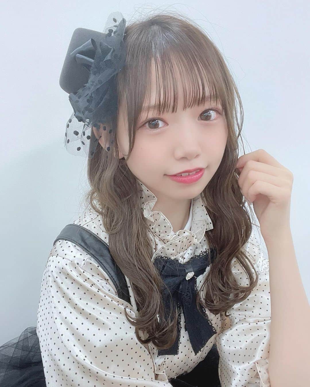 畑美紗起のインスタグラム：「#ラスアイサバイブ  ご視聴ありがとうございました☺︎  今日は4戦して、2勝2敗… 今日の目標は達成できなかったけど、 精一杯楽しむこと！は達成できたよ！  投票してくださったみなさん 本当に本当にありがとうございました🕊🤍  わざわざみにきてくれて、 投票してくださったみなさんもありがとうございます！ 配信で知ってくださった方もありがとうございます！ わたしのパフォーマンスをいいって言ってくださる方もありがとうございます！  全ての優しいお言葉が励みになっていますし、 もっと成長していきたいって思えます…！  1戦目は°C-uteさんのKiss me 愛してる 歌わせていただきました🎤🖤  そのときの衣装を載せさせていただきます☺️  衣装にもこだわってるので注目してね💭  #ラストアイドル #畑美紗起」