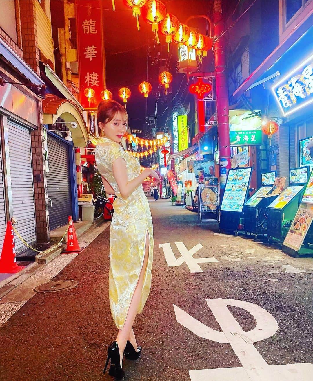 堀尾実咲のインスタグラム：「今日の撮影会来てくれたみんな ありがとう🐼🇨🇳  今日も楽しかった😍  みんな楽しんでもらえたかな？❤️  本日撮ったお写真を SNSに掲載する際は  m.ayase@eee-smile.com  に申請お願いします⭐️  わたしにはDMで送ってね💋  #yokohamachinatown #yokohama #chinatown #china #chinadress #photography #portrait #nightphotography #nightview #横浜 #横浜中華街 #中華街 #元町中華街 #チャイナドレス #チャイナ服 #夜景 #映えスポット #フォトジェニック #ポートレート #撮影」