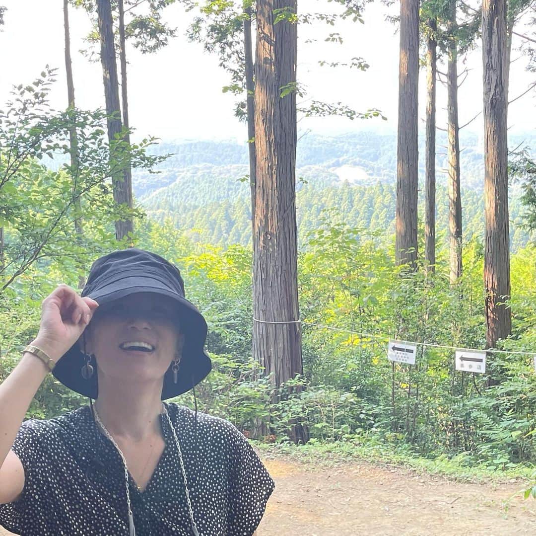 鈴木砂羽さんのインスタグラム写真 - (鈴木砂羽Instagram)「なぜか、、 突如思い立って 茨城県の御岩神社に 行って参りました💫⛩💫  到着した時は 山頂にあの「御岩」があるとか あまりよく分かってなくて なんとなく登り始めて 1時間。。  一応サンダルは履き替えましたが、 これが結構なハイキング⛰！！ 舐めてかかってたワタシは あっという間に 汗ビショ💦 ヒーヒー言いながら なんとか山頂に 辿り着きました😅  あーーーーーー なんと清々しい素晴らしい景色✨ マスクを外して山の空気を 思いっきり吸い込みました。 こうして深呼吸すると 日頃のストレスがぶっ飛ぶようです！  思いがけずハードでしたが、 本当に来てよかった。。 登ってよかった。。 お岩の上は 不思議なほど冷気が漂っていたのが 印象的でした。  下山途中もそこかしこに 神社があって お参りしながら帰りました。 思いつきだったけど 来てよかった。。🚙💨  山の神様、ありがとうございます🙏  #茨城県日立市  #御岩神社 #御岩山頂 #自然とふれあう」8月29日 23時40分 - bombon_sawa