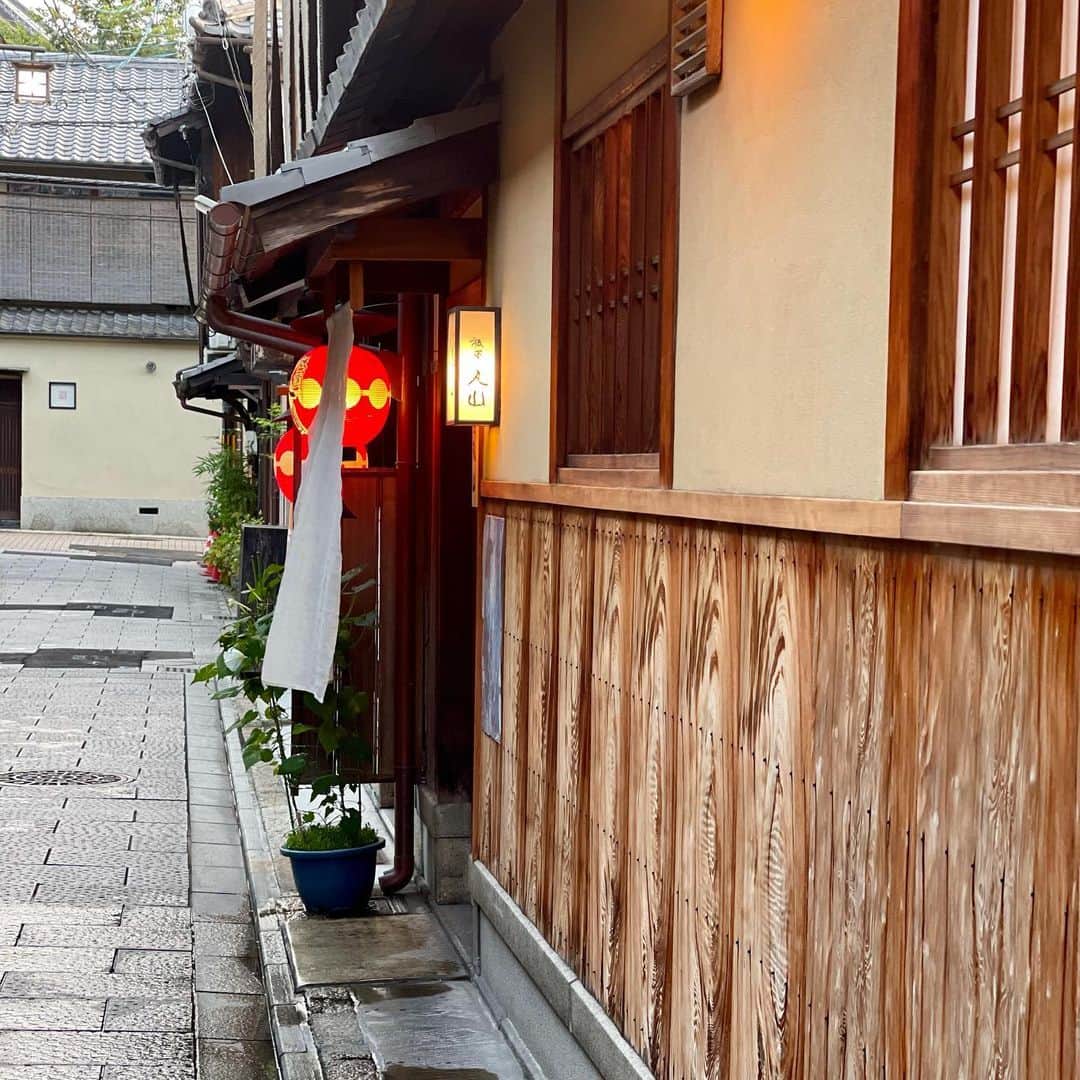 三浦瑠麗さんのインスタグラム写真 - (三浦瑠麗Instagram)「朝生あけに講演で関西方面へ。 仕事終わりに京都でごはんをたべました。 風情のあるお部屋でいただいたのは、いちじくの田楽。これ、ほんとに美味しい…。 恒例の鍵善良房さんの葛切りも。 帰りの新幹線まで、ほんのわずかな時間でしたが、行けてよかった。」8月29日 23時40分 - lullymiura