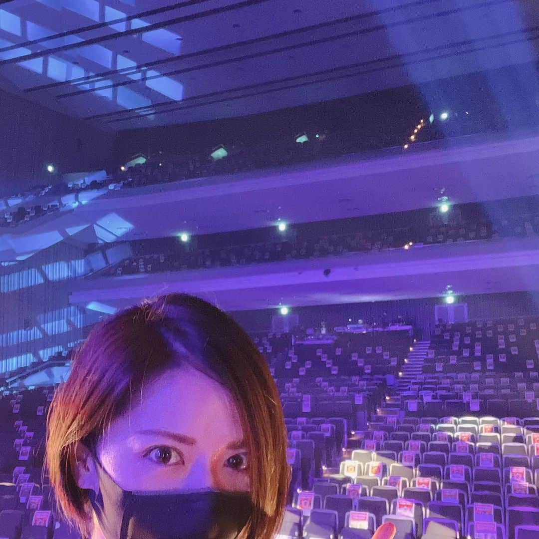 ERYさんのインスタグラム写真 - (ERYInstagram)「さて！明言していませんでしたがそろそろ解禁。 7月1日から始まった遊助さん @usk_kmj のツアー「音パレード2021」でベースを弾いております！ 松戸森のホール21 神奈川県民ホール 大阪オリックス劇場 中野サンプラザ でそれぞれ楽しい時間を過ごしまして、神戸が公演見合わせとなってしまいましたが 昨日と本日はまた大阪オリックス劇場でライブをしてきました。  本当に素敵な時間を過ごしています。 マスクをしていても表情がわかるし、魂を込めて演奏しているけどライブを楽しむcrewのみんなから逆にパワーを貰っています。  写真はサウンドチェック中のまだ誰もいない客席と私。 2枚目はいつかの本番終了後のダンサー女子チームと。わいわい！  残すは9月3日、4日で中野サンプラザ3公演(神戸の延期については調整中との事)！ 終わってしまうのが寂しい。 でもまだまだ全力で弾きますのでお会い出来る皆様はお楽しみに！  #遊助 #遊助ライブツアー2021 #音パレード #ONパレード #ライブ最高」8月30日 0時20分 - bass_ery