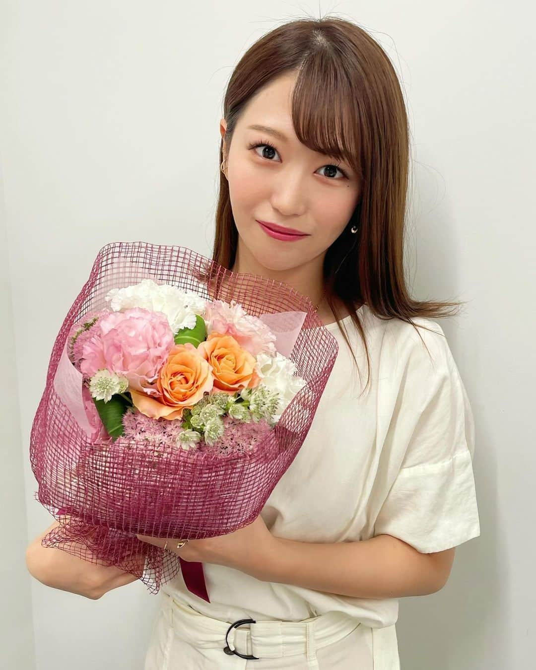 栗原里奈さんのインスタグラム写真 - (栗原里奈Instagram)「happy birthday to me💐  毎年あっという間に誕生日がやってくる、、、！！  31歳の栗原もよろしくおねがいします✨🙇‍♀️  お仕事では嬉しいお知らせがいくつかあるのでまたご報告できるタイミングで📢  #番組で頂きました💐 #31歳ものびのびがんばります #よろしくお願いします #誕生日 #8月30日 #アナウンサー#セントフォース #書道家」8月30日 0時34分 - rina__kurihara