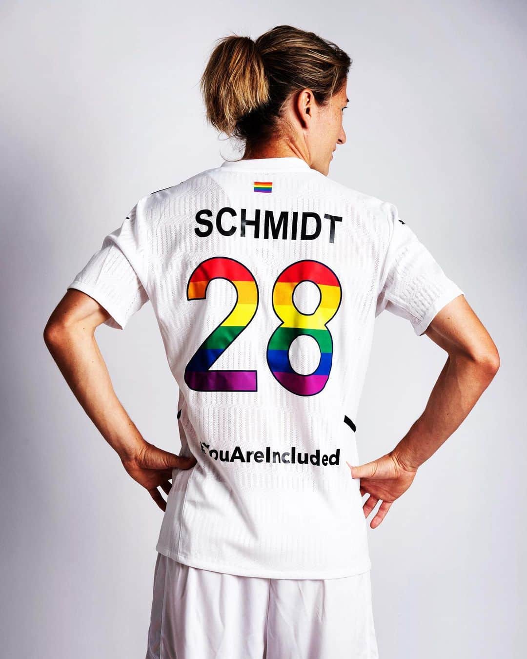 ビアンカ・シュミットのインスタグラム：「Everyone’s different and different is good. YOU are included⭐️ .  We are one team with one goal. Sport should be inclusive for everyone and a place where everyone can be their real self.  Please go and bid on our lovely pride jerseys - link in @fcrosengard bio!」