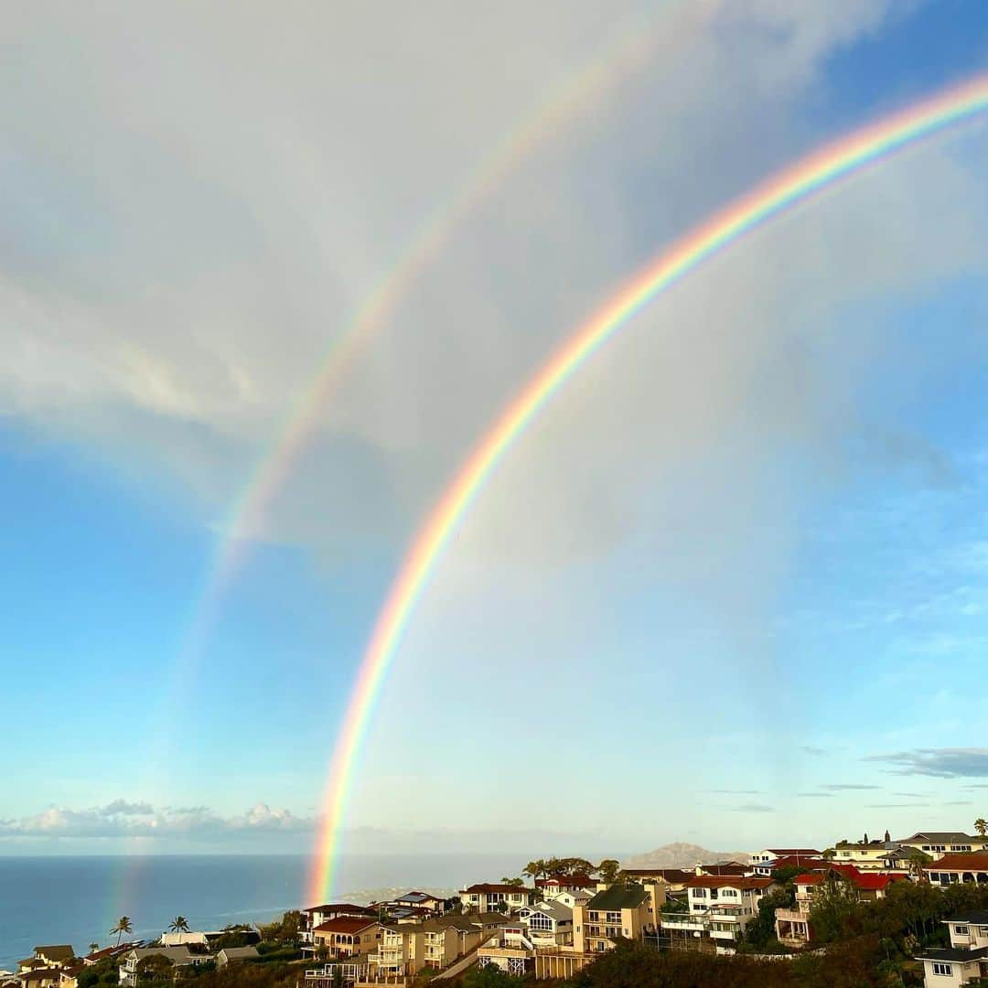 マキ・コニクソンさんのインスタグラム写真 - (マキ・コニクソンInstagram)「Good morning from Rainbow State!! 🌈🌈  朝7:00ちょい過ぎにこぉんな大きな虹ちゃまが顔を出してくれました！それもダボーレインボー🌈🌈朝からテンションマックスの私であります！👍🏼👍🏼  今日は幸先良いな！😊 皆さんに朝からハッピーのおすそ分け しまぁす！🌈🌈  人が幸せな気持ちになる事、嬉しくなる事、 いわゆる”人にとって良い事”は一人でも多くの人におすそ分けしよう！🤙🏼 自分だけでは勿体ないからね。  今日も”Malama Hawaii”の精神で人にも 動物にも全ての物に対して”思いやりを 持って”接しようね！😊🤙🏼  皆んなが実行出来たらこの世は愛が溢れる 素晴らしい世界になるね！❤️🌏  元気に行ってらっしゃい！👋🏼 あたいもニコニコ行って来ます！🚗💨👋🏼  #エアハワイ🌺  #ハッピーダボーレインボーのおすそ分け🌈🌈 #気持ちだけでもハワイ😊  #malamahawaii  #マラマハワイ  #思いやりの心 #ハワイのマキさん #makikonikson」8月30日 3時11分 - makikonikson