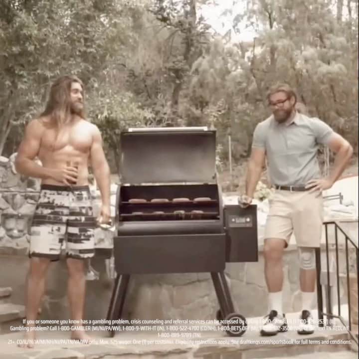 モデル、ブロック・オハーンのインスタグラム：「Making money during the BEST time of the year aka college football season is too easy with @draftkings_Sportsbook @DKSportsbook #ad #MakeItReign」
