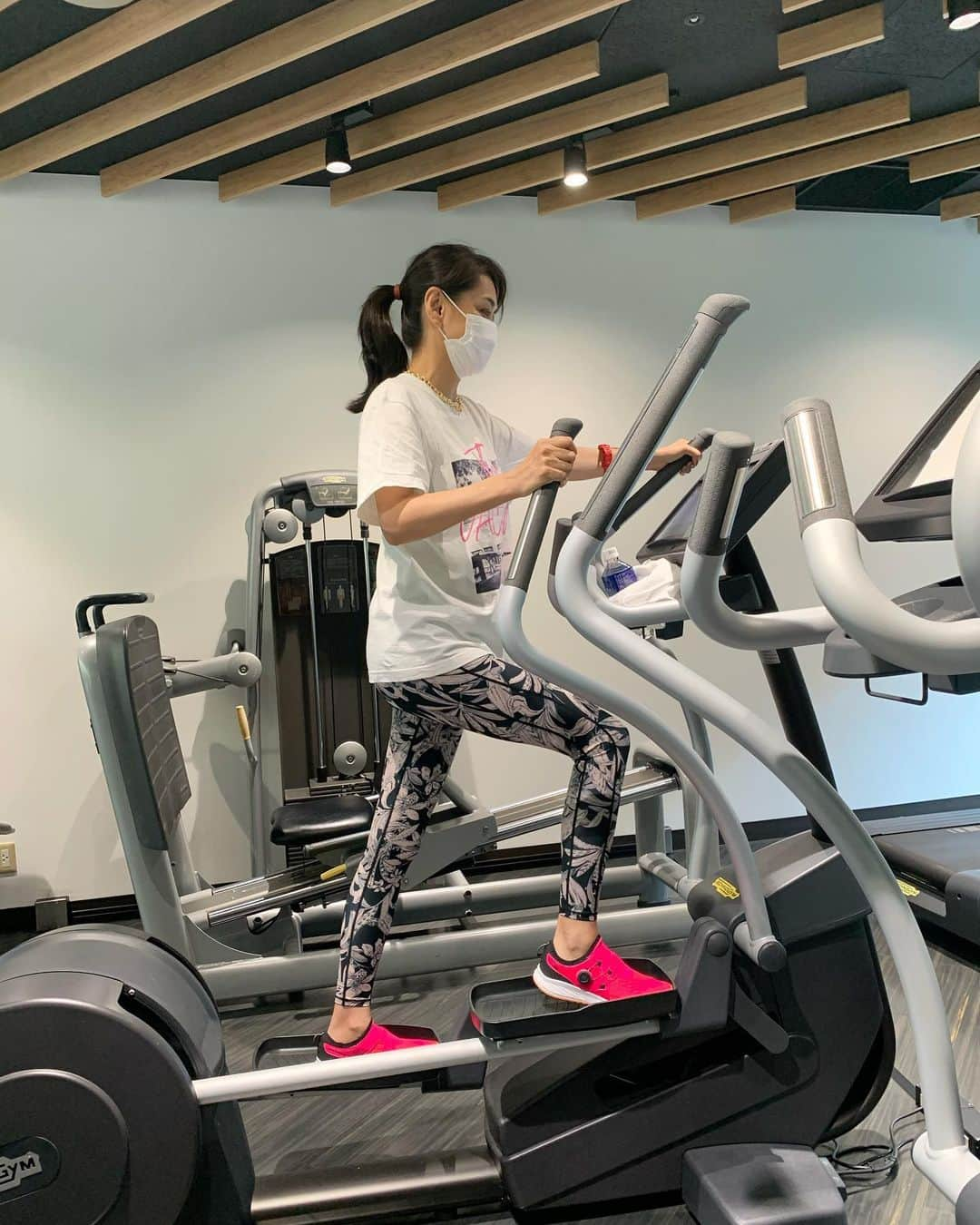 前田典子さんのインスタグラム写真 - (前田典子Instagram)「#gym  YouTube見ながらだと結構続けられる🏃‍♀️👍 ジムも貸し切り状態だった  ３枚目 お腹に貼ってるピンクのは💖 @couleurlabo    #クルールラボの #スリムデボーテ✨ #EMS で お腹、骨盤まわりの筋肉をきたえる⚡️ 最初はこんなに薄っぺらいのに効くのかな？と しかも単4電池2個だけなのにとスイッチ入れてみたら えー‼️凄い😳　 色んなリズムで筋肉にアプローチしてくる‼️😳 プルプルお腹が動くの 凄いわコレ‼️👍 薄くて軽量だから 家事しながら、パソコンやりながら、ソファでゴロゴロしながらのながら美容が 楽ちん😆  #Tシャツ　は @shigeru39  ちゃんの #しげT 👕  #レギンス　は @nergyjapan  #スニーカー @nbnumeric_japan」8月30日 14時38分 - maenorichang