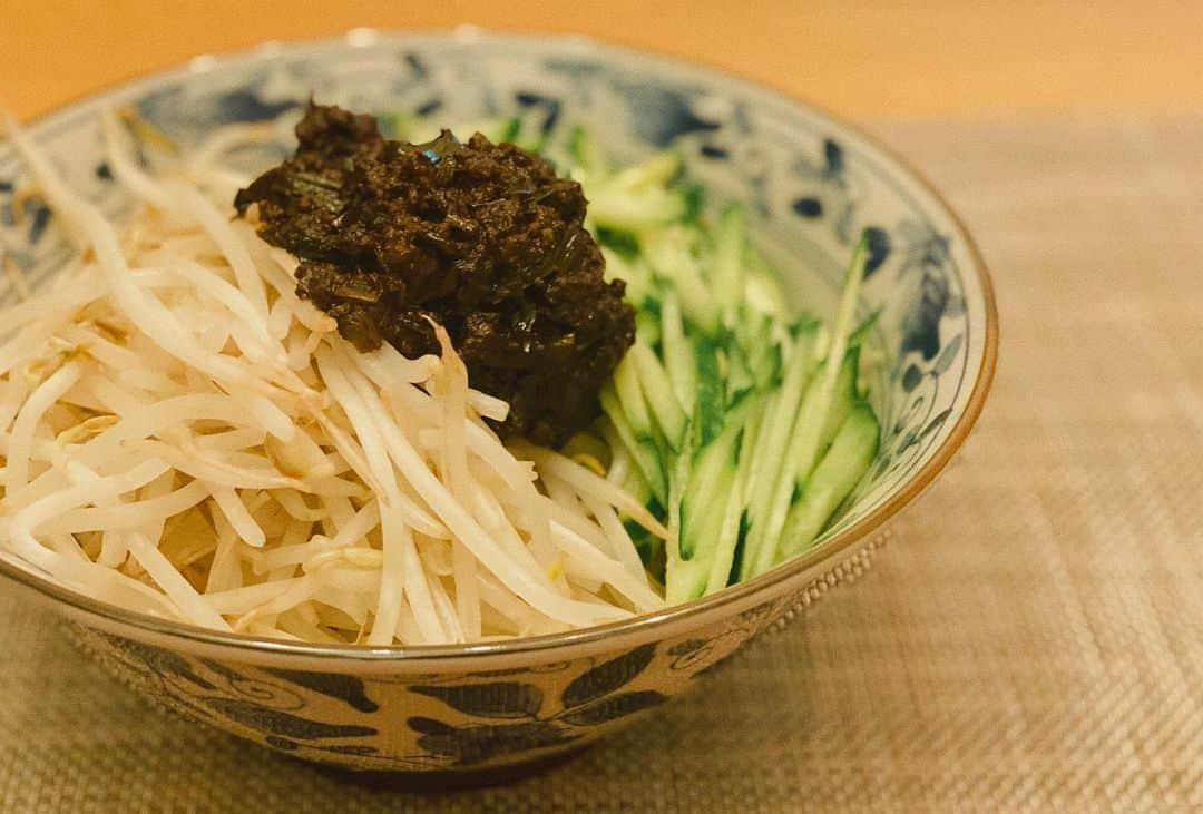 宮本侑芽のインスタグラム：「. 大好物 #盛岡じゃじゃ麺 作った！ 麺はうどん！もやしときゅうりたっぷりの 上に乗ってるのは肉味噌〜！ 母のレシピ！（おばあちゃんのレシピ👵🏻でもある）  実家で「ジャージャー麺だよ〜」って言われて 幼い頃からずっとこれがジャージャー麺だと思ってたので 中華風の#ジャージャー麺 を知った時驚愕でした😯  全然家族全員福岡出身なんですけどね。 美味しかった！沢山作ったので 肉味噌は冷凍しています🤭嬉しい〜。  #じゃじゃ麺  #侑飯」