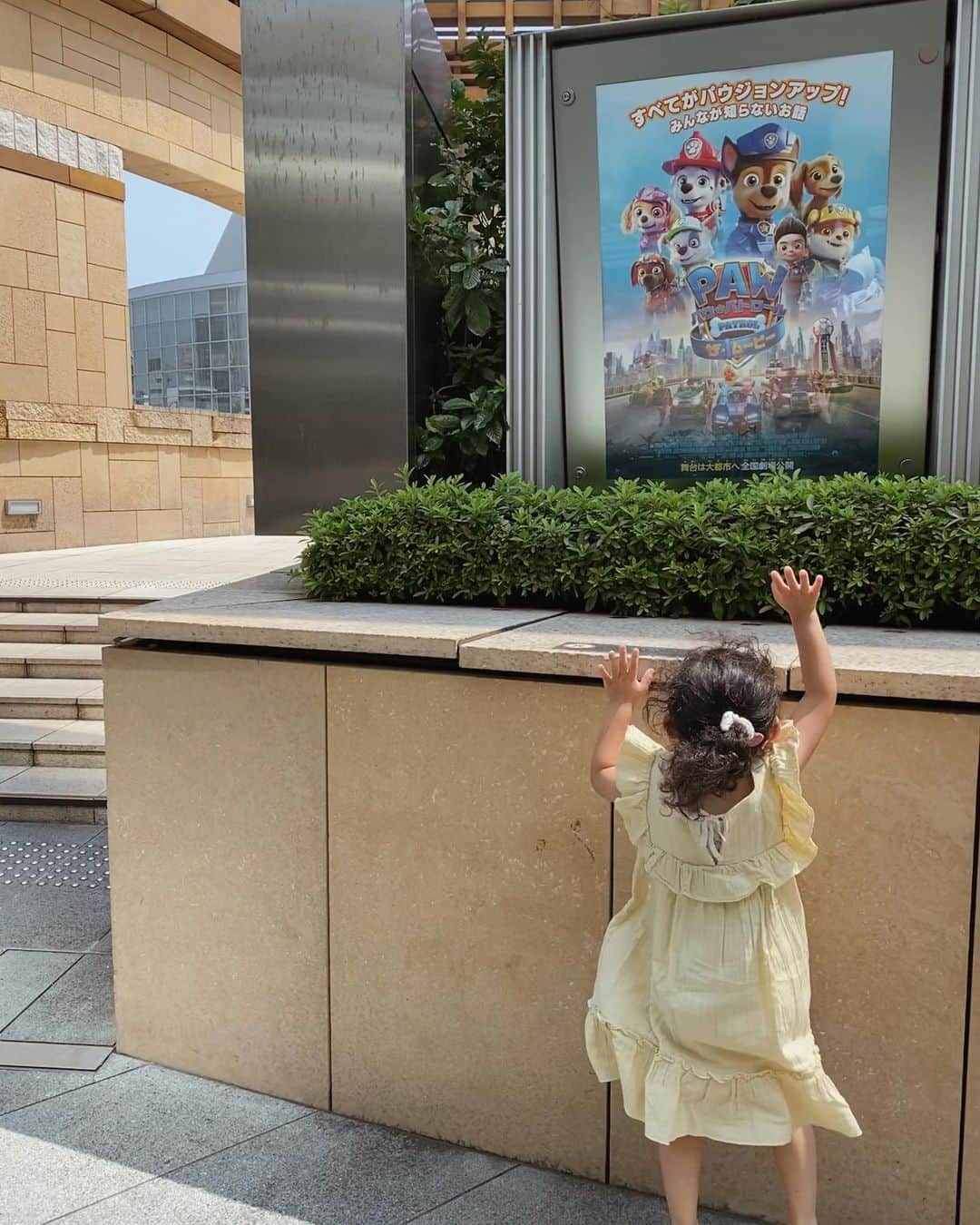 目見田早弥子のインスタグラム：「🍿. 夏休み最後の思い出に娘たちと 『パウ・パトロール ザ・ムービー』を観てきました♡ 映画自体１年半ぶりくらいだったので "映画館に行く"ということだけで大興奮の娘。 パウパトロールのポスターを見た瞬間 両手をあげて跳ねて大喜び😂✨ ずっと楽しみにしてたもんね、良かったね! 会場時間まで待ってる間、 隠し持っていた今回の映画のデザインの ダイキャストビークルを渡すともうノリノリ🕺🏼（笑） 映画に出てくるバージョンのチェイスと一緒に❤️‍🔥 映画自体もほんとに面白かった~! 普段みんなが住んでるアドベンチャー・ベイから 大都会のアドベンチャーシティへ移動するのだけれど チェイスは過去にトラウマがあって..🥲 アドベンチャーシティで出会う ダックスフンドのリバティもめちゃくちゃ可愛かった🥺💕 映像がとても綺麗で大人が見ても迫力がすごかったです!✨ いつもはいろんなことに気を取られて じっとしてられない３歳８ヶ月の長女ですが １時間半ずっと集中して観てて 終わってからも「おもしろかった！」と大絶賛でした😂✨ 帰ってきてからも「パウパトロールみたい！つけて！」と 言っています✌🏻 体を動かして遊ぶのも良いけど映画も良いですね~! 気分がリフレッシュされました♡また行きたい🌼 #タイアップ#パウパトロール#パウパトロールザムービー#映画パウパト#パウパト https://pawpatrol-movie.jp/」