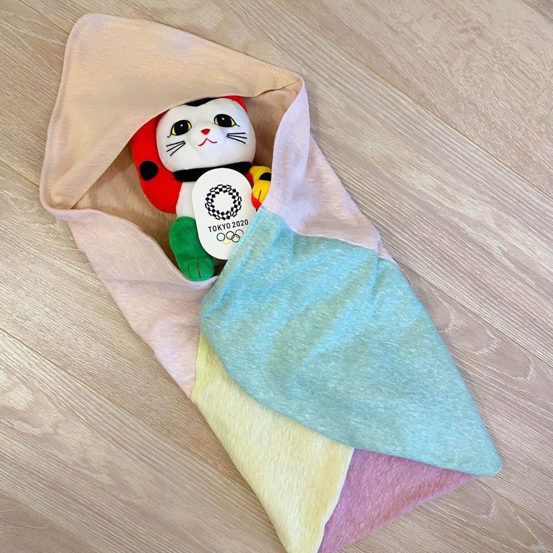 おのののかのインスタグラム：「＊ 早速おくるみ作ってみました👶🏻🍼  安くなってた生地がかわいくて、肌触りもよく、 とりあえず練習だし何でもいっか〜✨ と思って選んだのが間違いでした、、  薄手のニット生地、伸びるわ端が丸まるわ、、😇💫 ミシンにたどり着くまで果てしなかった、、🌌  ミシンまでいっちゃったら 思ってたよりスイスイだったんだけど😅 色んな縫い模様があって、 試し縫いするのが楽しかった〜✨✨ 薄手の伸びる生地も楽々縫えちゃったし、 最近のミシンはすごいな。  いやぁ、勉強になりました、、🙏 これに懲りず、また何か作ってみます🥺✨ (もうこの生地はなるべく使いたくないけど笑 余っちゃったから何か簡単なもの作れないかな？🤔)  あと、今回の作業で腰が限界をむかえたので 骨盤ベルト @wacoal.jp とやらを初めてつけてみたら 痛みが消えて感動しました、、笑」