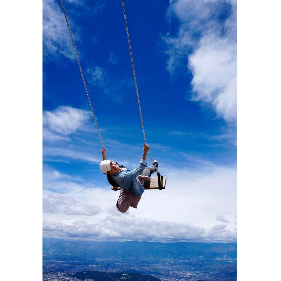 アリッサ・シズニーのインスタグラム：「Flying high over Quito 🇪🇨❤️ Thank you so much to @flyingonice @meryiceskater @alfonsocampa and @icegravityec for inviting me here for the seminar ⛸ and to perform ⛸」