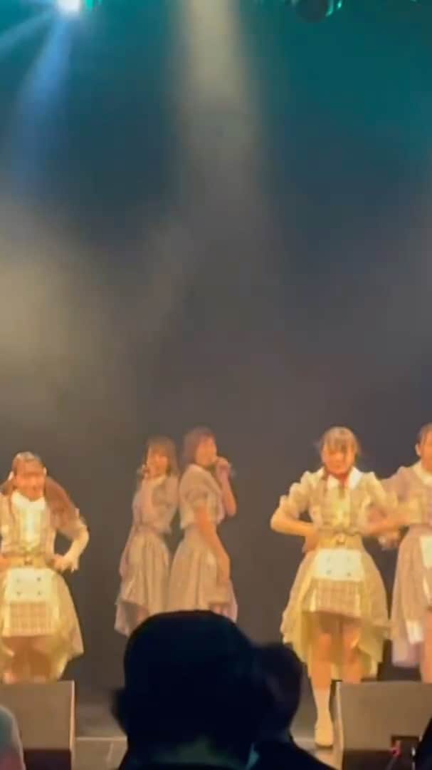 塩野響子のインスタグラム：「あなたの好きな曲はどれですか♡？  0:00 SE 1:06 君色花火 2:37 START AGAIN 3:49 ルルルパラソル 4:59 君と私の現在地。  一緒に踊るもよし！可愛いみんなをじーっと見るのもよし！飛ぶのもよし！全力ケチャもよし！後方彼氏面もよし！  あなたの好きな楽しみ方でアルカリのライブを楽しんでもらえたら嬉しいです^^」