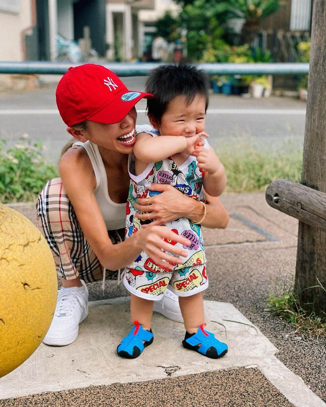 角田麻央さんのインスタグラム写真 - (角田麻央Instagram)「GM❤️‍🔥❤️‍🔥❤️‍🔥 私って育児向いてないのかなって極たまにネガティブになったりするけどそもそも子育てに正解なんてなかったぁ😛ママといればどこでも楽しいって思ってもらえるように日々努力💪🏽🌺 @lilty2o2o のフォローもよろしくお願いします🙇🏼‍♀️💜💘 #1歳2ヶ月 #男の子ママ #ママライフ #息子 #愛息子 #なんでこんな可愛いのか #自分が産んだ子だからや笑」8月30日 7時14分 - maotsunoda888