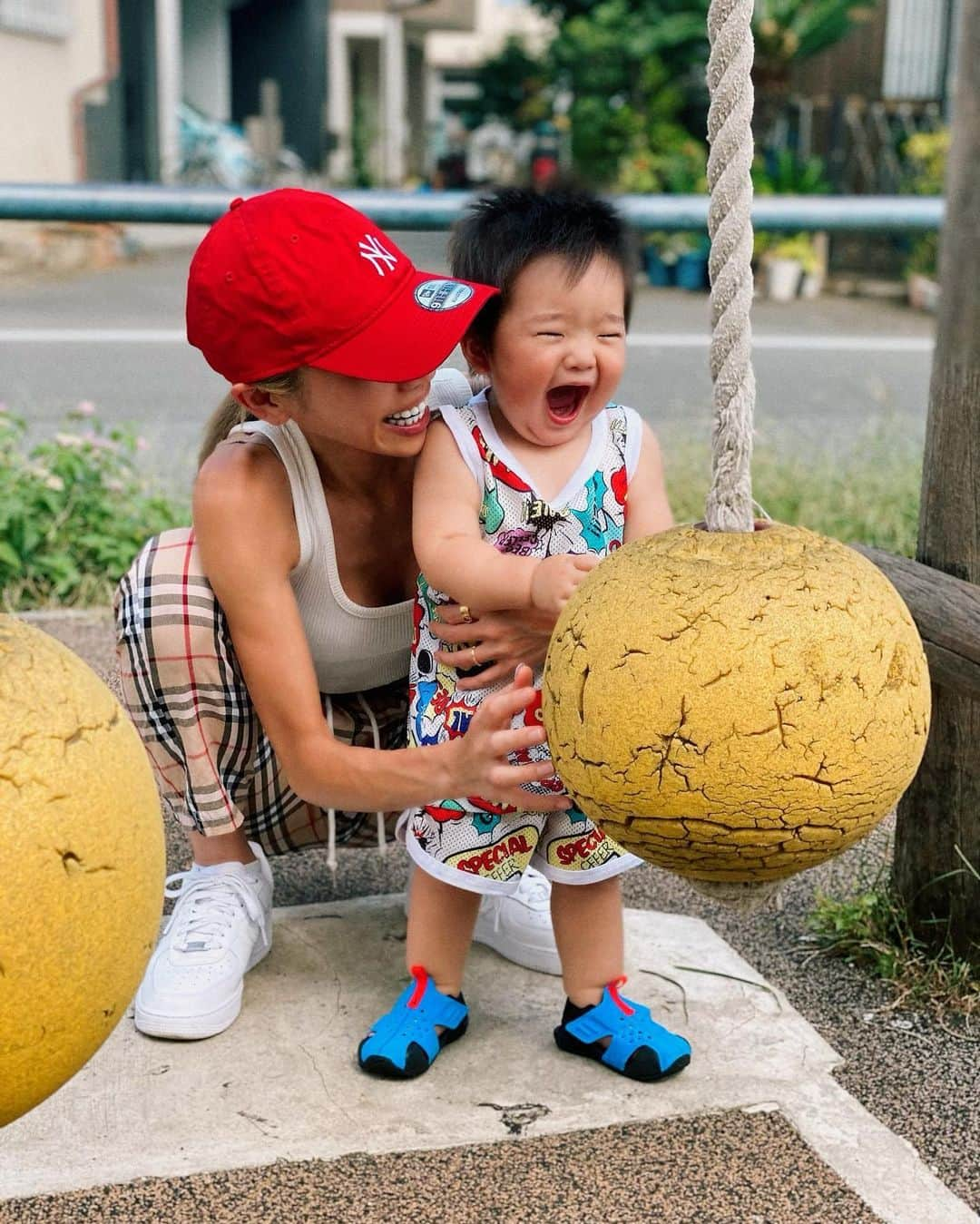 角田麻央さんのインスタグラム写真 - (角田麻央Instagram)「GM❤️‍🔥❤️‍🔥❤️‍🔥 私って育児向いてないのかなって極たまにネガティブになったりするけどそもそも子育てに正解なんてなかったぁ😛ママといればどこでも楽しいって思ってもらえるように日々努力💪🏽🌺 @lilty2o2o のフォローもよろしくお願いします🙇🏼‍♀️💜💘 #1歳2ヶ月 #男の子ママ #ママライフ #息子 #愛息子 #なんでこんな可愛いのか #自分が産んだ子だからや笑」8月30日 7時14分 - maotsunoda888