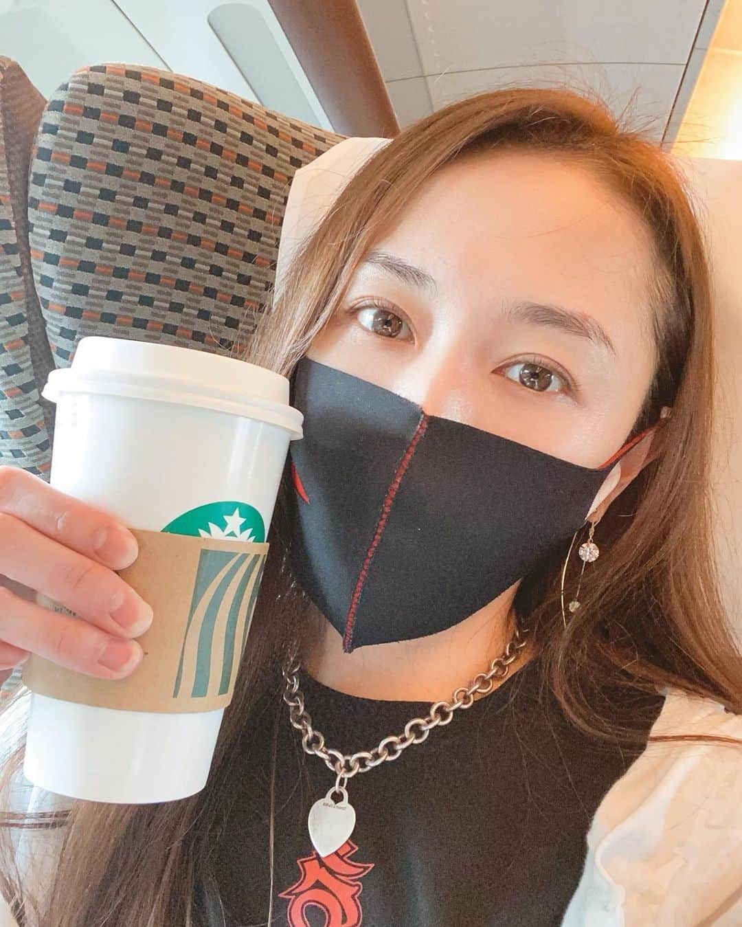 杏さゆりさんのインスタグラム写真 - (杏さゆりInstagram)「おはよ😇✨ & 行ってきます🙌 . 朝コーヒーってホント好き❤️ エスプレッソメイカー欲しいなあ。。。 . スタバではグランデサイズのラテに1ショット追加が杏流😊 . #すたば #スターバックス #starbucks #lovecoffee  #杏さゆり　#SayuriAnzu」8月30日 7時27分 - anzu_sayuri_official