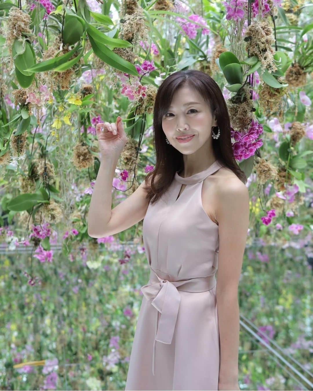 ImotoEtsuyo さんのインスタグラム写真 - (ImotoEtsuyo Instagram)「#おはようございます  ・ ・　  少し前になりますが豊洲の チームラボプラネッツ TOKYO へ行きました。 (teamLab Planets TOKYO) DMM  こちらは 花と一体化できる「ガーデン エリア」の 写真🎵  「Floating Flower Garden」には 13,000株を超える本物の着生ランが 使用されていて近づくと徐々に花々が浮遊、 まるで花に包まれるような 美しい空間でした♡  他の空間でも たくさん写真を撮って頂いたので 少しずつアップしますね♪  #teamlab  #teamlabplanets  #チームラボプラネッツ  #チームラボ豊洲  #チームラボ  #豊洲チームラボ  #豊洲  #ガーデンエリア  @teamlab  #photo ➡︎ @matsuda440  #dress ➡︎ @unik_2018」8月30日 7時51分 - bisuhada