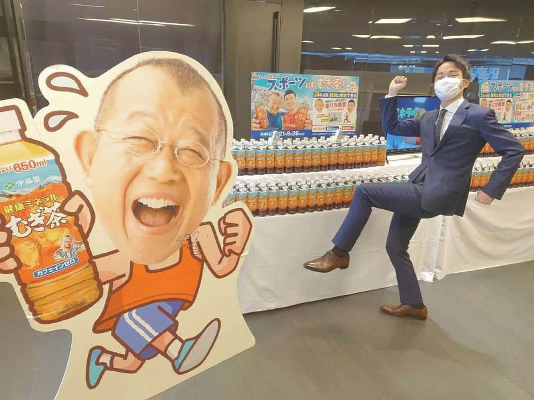 TBS「はやドキ！」のインスタグラム：「むぎ茶のイベントに登場した、笑福亭鶴瓶さん、桐生祥秀選手を直撃🎤  イベントでは、鶴瓶さんが簡単な運動方法を桐生選手に教えてもらうものの、体幹がふらふらになってしまう場面も😄  お二人が会ったのは約1年ぶりでしたが、東京五輪前に電話やメールなどしていたんだそうです✨  「なぜか波長が合う人」とお互いにおっしゃるくらい息ぴったりな掛け合いでした！  鶴瓶さん、桐生選手、ありがとうございました！  渡部  #笑福亭鶴瓶　さん #桐生祥秀　選手 #直撃🎤 #渡部峻 #アナウンサー #はやドキ #tbs」