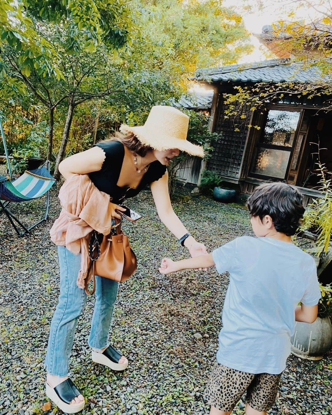 スザンヌさんのインスタグラム写真 - (スザンヌInstagram)「今日から新学期🏫  新しい気持ちで軽やかに頑張れたらいいな♡ とりあえずシャキッと朝起きて笑顔で行ってきます🙋‍♂️出来ただけで💮  夏休み最後の昨日は、 息子赤ちゃんの頃から大好きゆかさん @kaisuishu_yuka に おめでとうを言いに🥳❤️ （息子の宿題の横でわたしもゆかさんマーメイド描いてみた🧜‍♀️） ゆかさんおめでとう❤️❤️❤️  🎂🎆で締めくくる夏の終わり。幸  今年もたくさん蚊に刺されたね←  ネックレス @nana_uchida #nananbijouxxx  ピアス @stellarhollywood  サングラス @lavid_eyewear トップス @mystic_pr  パンツ @mite__official  サンダル @serenececool  バック @grshimamura  あっ、今更新されてるYouTube #スザンヌchannel では  最近身体は夏バテ知らずで太ってるんだけど←笑　 痩せた？って顔見て聞いてもらえるのは、絶対これのおかげ❤️って小顔マッサージ？小顔トレーニング？の方法をご紹介してます☺️🌈すんごいから是非見てほしいな❤️  #youtubeはプロフィールから飛べます ☁️」8月30日 8時44分 - suzanneeee1028