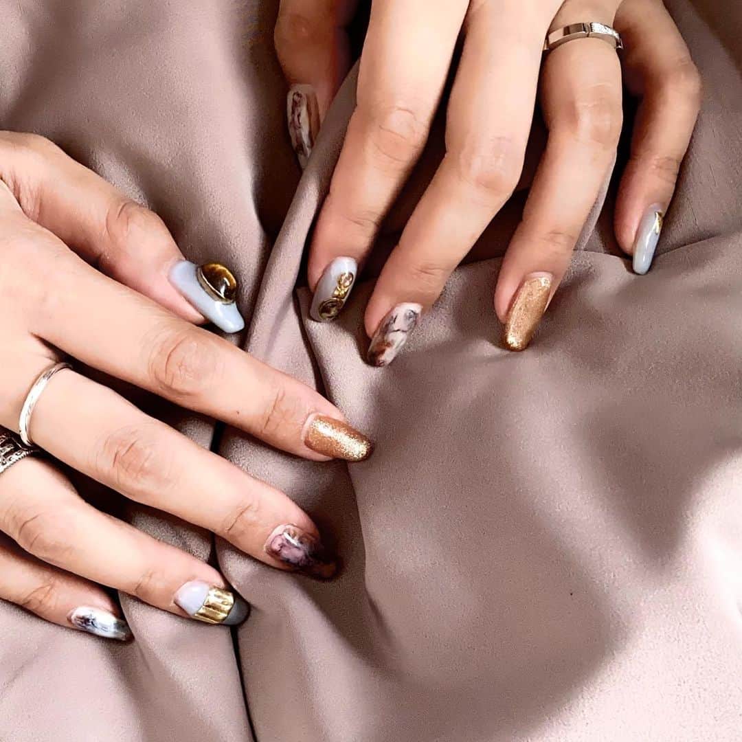 MAYUKIのインスタグラム：「ネイル変えたよん✌🏻🤍 マグネットすき！ . #nail #nails #newnail #newnails #秋ネイル #ニュアンスネイル #マグネットネイル」