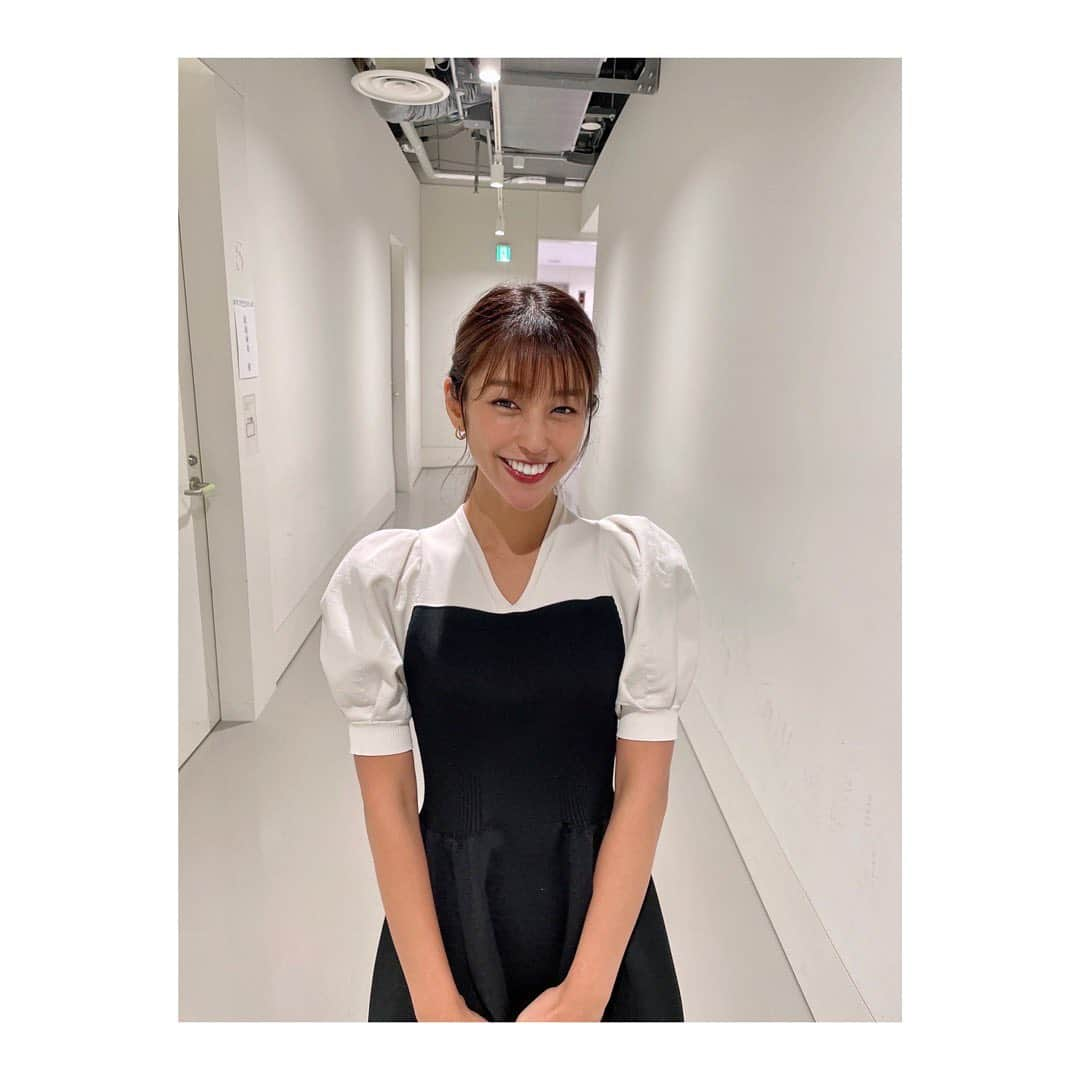 岡副麻希さんのインスタグラム写真 - (岡副麻希Instagram)「. 今夜【#深イイ話】 （#日本テレビ 系列 21じ〜）出演します⭐️🌍 ⁡ いつも今田さん羽鳥さんを中心に あたたかいスタジオ パワー注入されます🥰 ⁡ 心に響くVTRでさらにパワー完了ーーー！🤍 ⁡ ⁡ ⁡ サスティナブルな糸が使用されているワンピース， ボリューム袖と開きすぎないＶネックがツボでした🤍🖤  衣装#celford   ⁡ ⁡ ⁡ ⁡」8月30日 10時19分 - maki_okazoe_official