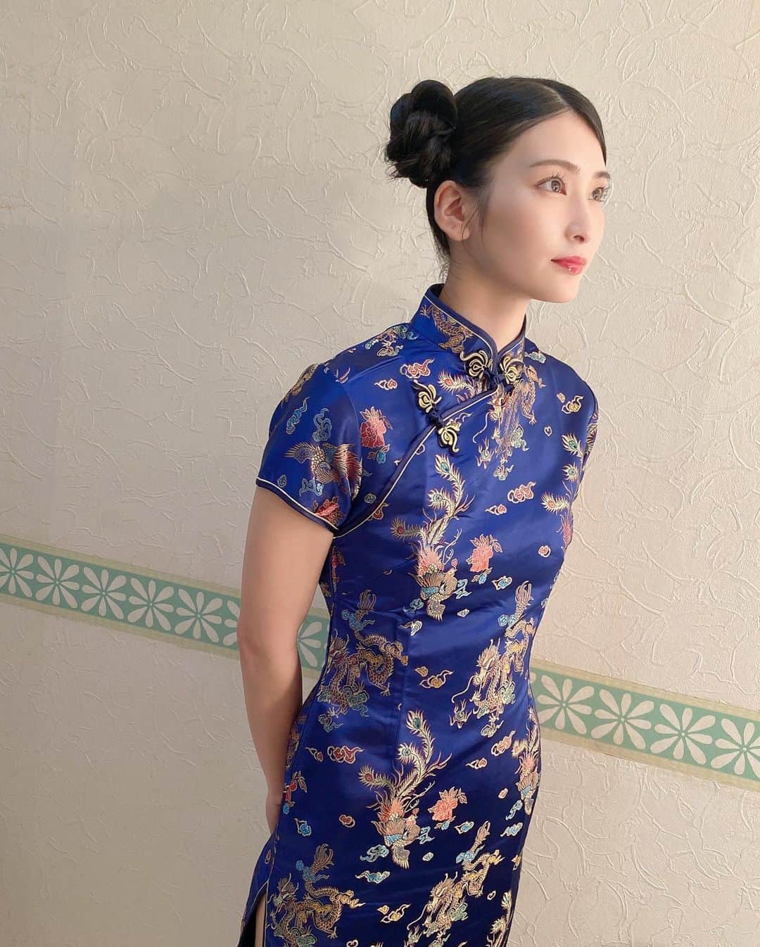 本庄鈴さんのインスタグラム写真 - (本庄鈴Instagram)「・ ・ ・ 年に一回はチャイナ服着ている気がする ・ ・ ・ #sexy #女優 #チャイナドレス #衣装 #🐼」8月30日 10時27分 - honjo_suzu