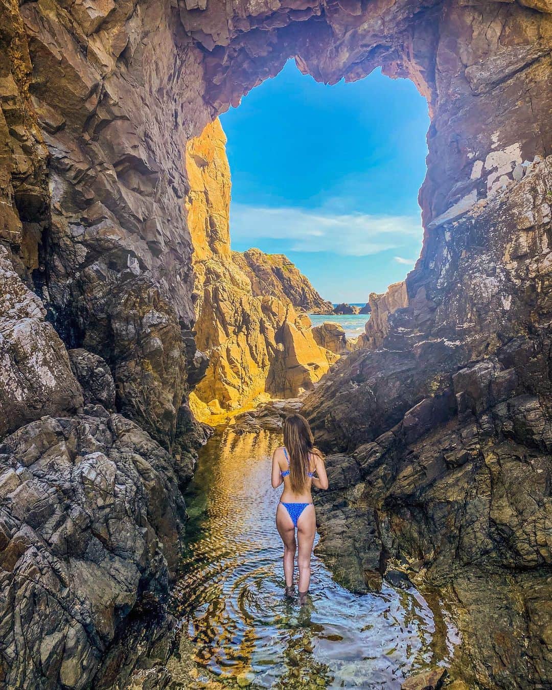MEGUMIのインスタグラム：「素敵な場所だった🌵🌵✨  👩@yucamame   #cliff#okinawa#tokashiki#trip#girlstrip#island trip #無人島#渡嘉敷島#美女越しの絶景」