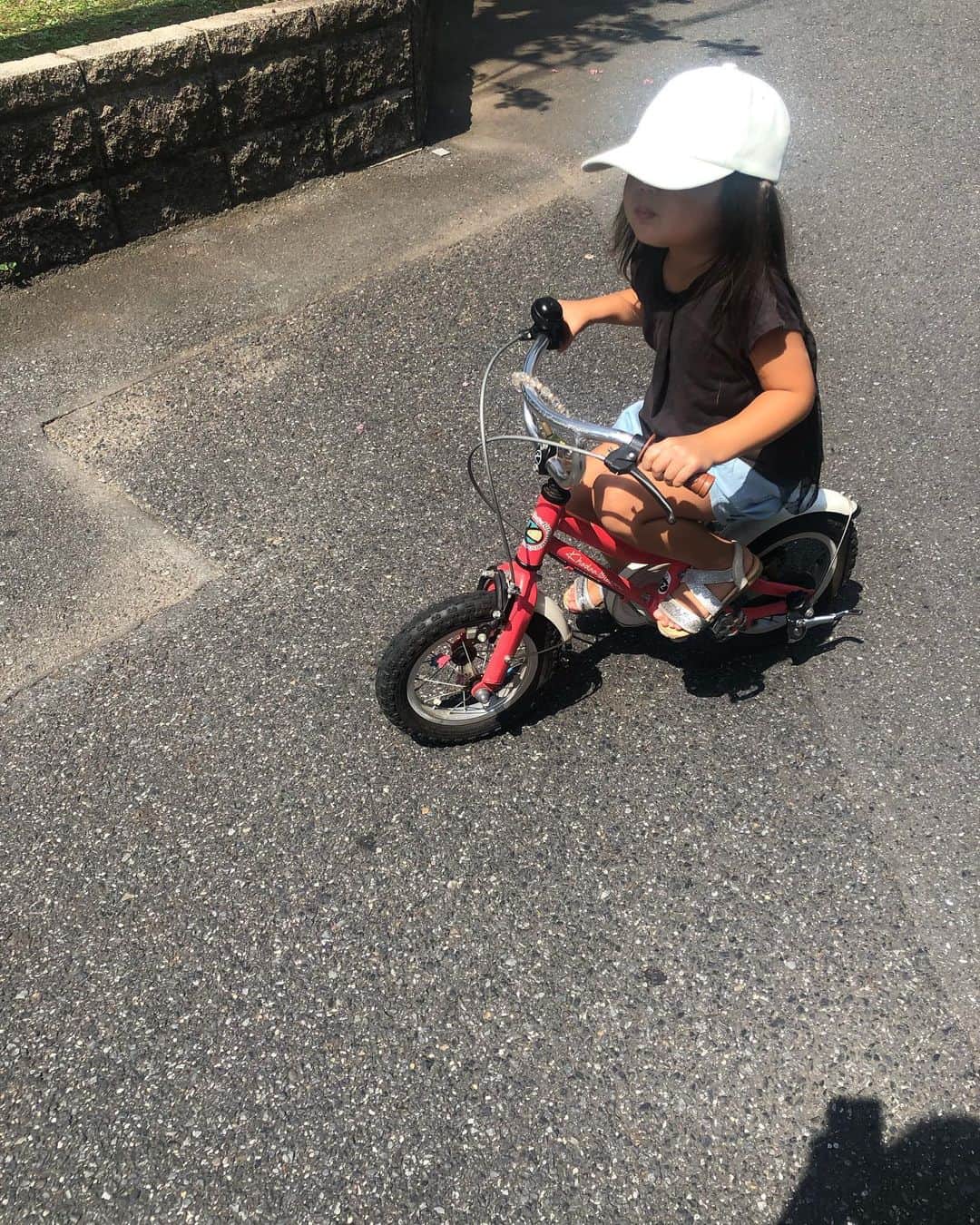 橋本早十のインスタグラム：「何も教えてないのにあっさり乗れた…笑。ストライダーでいつも遊んでたからバランス感覚が勝手に養われてたんだな。子供からはいろいろ教えられるな笑！#3歳#三女#自転車#ストライダー#バランス#遊び#学び#大宮アルディージャ#勝利後の休み#最高#リフレッシュ#まだまだこれから」