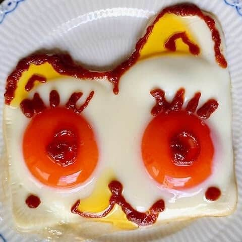 大地真央さんのインスタグラム写真 - (大地真央Instagram)「おっ久しぶりの🥚目玉焼きオリジナルアート🎨10連続‼️ 🍳🍳🍳🍳🍳🍳🍳🍳🍳🍳  ・だ－れだ！？...アッ❣️ ・ぼく🐱スフレ🐱おくげさまにゃん ・私可愛いって？知ってるわよ！🐱シュシュテ🐱 ・窓が小さいロンドンバス🚌 ・ネッカチーフが自慢のヒーロー🧣 ・「もしもし？もしもし？？」 ・木で作った別荘…え~⁉︎ ・モモンガの友達です！丸呑みなんてしてないって～ ・気合の入ったなると🍥 ・おかっぱ少女👧視界良好髪の毛切りたて💕  #目玉焼きオリジナルアート 🍳 #朝食 #目玉焼き 🍳 #ノンオイル #ケチャップ🍅 #亜麻仁オイル #卵 🥚×2 #卵 🥚×1 #笑おう#免疫力アップ #大地真央 #MAODAICHI @maodaichi_official_goods @medamayakiart」8月30日 12時20分 - daichimao_official