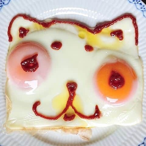 大地真央さんのインスタグラム写真 - (大地真央Instagram)「おっ久しぶりの🥚目玉焼きオリジナルアート🎨10連続‼️ 🍳🍳🍳🍳🍳🍳🍳🍳🍳🍳  ・だ－れだ！？...アッ❣️ ・ぼく🐱スフレ🐱おくげさまにゃん ・私可愛いって？知ってるわよ！🐱シュシュテ🐱 ・窓が小さいロンドンバス🚌 ・ネッカチーフが自慢のヒーロー🧣 ・「もしもし？もしもし？？」 ・木で作った別荘…え~⁉︎ ・モモンガの友達です！丸呑みなんてしてないって～ ・気合の入ったなると🍥 ・おかっぱ少女👧視界良好髪の毛切りたて💕  #目玉焼きオリジナルアート 🍳 #朝食 #目玉焼き 🍳 #ノンオイル #ケチャップ🍅 #亜麻仁オイル #卵 🥚×2 #卵 🥚×1 #笑おう#免疫力アップ #大地真央 #MAODAICHI @maodaichi_official_goods @medamayakiart」8月30日 12時20分 - daichimao_official