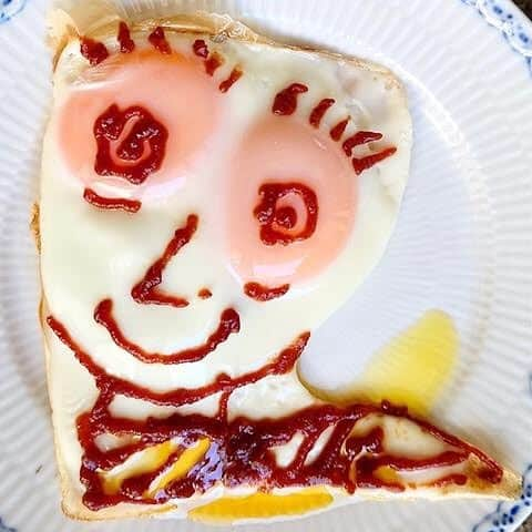 大地真央さんのインスタグラム写真 - (大地真央Instagram)「おっ久しぶりの🥚目玉焼きオリジナルアート🎨10連続‼️ 🍳🍳🍳🍳🍳🍳🍳🍳🍳🍳  ・だ－れだ！？...アッ❣️ ・ぼく🐱スフレ🐱おくげさまにゃん ・私可愛いって？知ってるわよ！🐱シュシュテ🐱 ・窓が小さいロンドンバス🚌 ・ネッカチーフが自慢のヒーロー🧣 ・「もしもし？もしもし？？」 ・木で作った別荘…え~⁉︎ ・モモンガの友達です！丸呑みなんてしてないって～ ・気合の入ったなると🍥 ・おかっぱ少女👧視界良好髪の毛切りたて💕  #目玉焼きオリジナルアート 🍳 #朝食 #目玉焼き 🍳 #ノンオイル #ケチャップ🍅 #亜麻仁オイル #卵 🥚×2 #卵 🥚×1 #笑おう#免疫力アップ #大地真央 #MAODAICHI @maodaichi_official_goods @medamayakiart」8月30日 12時20分 - daichimao_official