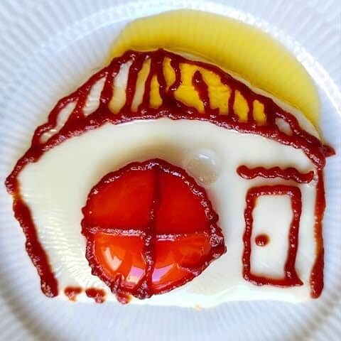 大地真央さんのインスタグラム写真 - (大地真央Instagram)「おっ久しぶりの🥚目玉焼きオリジナルアート🎨10連続‼️ 🍳🍳🍳🍳🍳🍳🍳🍳🍳🍳  ・だ－れだ！？...アッ❣️ ・ぼく🐱スフレ🐱おくげさまにゃん ・私可愛いって？知ってるわよ！🐱シュシュテ🐱 ・窓が小さいロンドンバス🚌 ・ネッカチーフが自慢のヒーロー🧣 ・「もしもし？もしもし？？」 ・木で作った別荘…え~⁉︎ ・モモンガの友達です！丸呑みなんてしてないって～ ・気合の入ったなると🍥 ・おかっぱ少女👧視界良好髪の毛切りたて💕  #目玉焼きオリジナルアート 🍳 #朝食 #目玉焼き 🍳 #ノンオイル #ケチャップ🍅 #亜麻仁オイル #卵 🥚×2 #卵 🥚×1 #笑おう#免疫力アップ #大地真央 #MAODAICHI @maodaichi_official_goods @medamayakiart」8月30日 12時20分 - daichimao_official