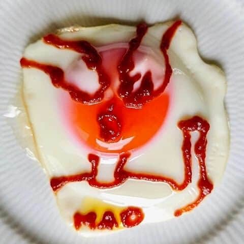 大地真央さんのインスタグラム写真 - (大地真央Instagram)「おっ久しぶりの🥚目玉焼きオリジナルアート🎨10連続‼️ 🍳🍳🍳🍳🍳🍳🍳🍳🍳🍳  ・だ－れだ！？...アッ❣️ ・ぼく🐱スフレ🐱おくげさまにゃん ・私可愛いって？知ってるわよ！🐱シュシュテ🐱 ・窓が小さいロンドンバス🚌 ・ネッカチーフが自慢のヒーロー🧣 ・「もしもし？もしもし？？」 ・木で作った別荘…え~⁉︎ ・モモンガの友達です！丸呑みなんてしてないって～ ・気合の入ったなると🍥 ・おかっぱ少女👧視界良好髪の毛切りたて💕  #目玉焼きオリジナルアート 🍳 #朝食 #目玉焼き 🍳 #ノンオイル #ケチャップ🍅 #亜麻仁オイル #卵 🥚×2 #卵 🥚×1 #笑おう#免疫力アップ #大地真央 #MAODAICHI @maodaichi_official_goods @medamayakiart」8月30日 12時20分 - daichimao_official