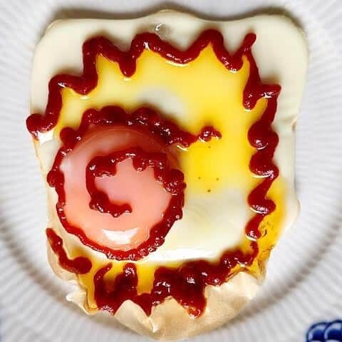 大地真央さんのインスタグラム写真 - (大地真央Instagram)「おっ久しぶりの🥚目玉焼きオリジナルアート🎨10連続‼️ 🍳🍳🍳🍳🍳🍳🍳🍳🍳🍳  ・だ－れだ！？...アッ❣️ ・ぼく🐱スフレ🐱おくげさまにゃん ・私可愛いって？知ってるわよ！🐱シュシュテ🐱 ・窓が小さいロンドンバス🚌 ・ネッカチーフが自慢のヒーロー🧣 ・「もしもし？もしもし？？」 ・木で作った別荘…え~⁉︎ ・モモンガの友達です！丸呑みなんてしてないって～ ・気合の入ったなると🍥 ・おかっぱ少女👧視界良好髪の毛切りたて💕  #目玉焼きオリジナルアート 🍳 #朝食 #目玉焼き 🍳 #ノンオイル #ケチャップ🍅 #亜麻仁オイル #卵 🥚×2 #卵 🥚×1 #笑おう#免疫力アップ #大地真央 #MAODAICHI @maodaichi_official_goods @medamayakiart」8月30日 12時20分 - daichimao_official