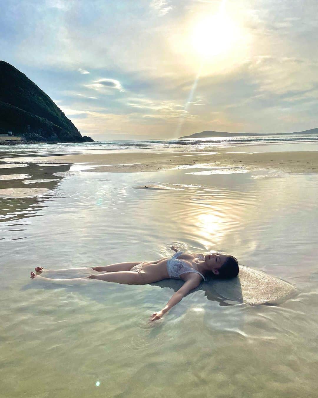 吉澤遥奈のインスタグラム：「９月から配信開始の「週刊プレイボーイ」集英社のプラススペシャル オフショット☺︎☺︎☺︎  #japanesgirl#pants#glam#model#fashion#straight#黒髪ロング#内衣#model#グラビア#内衣#モデル#粉我#日本的#健康美#glam」