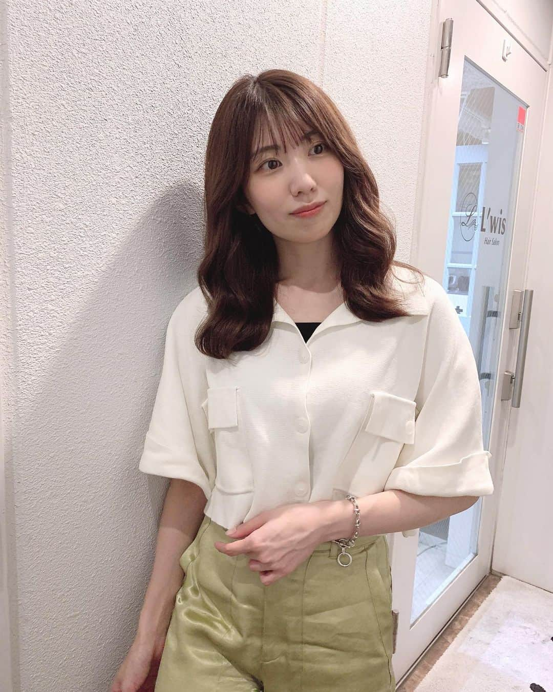 山岸逢花さんのインスタグラム写真 - (山岸逢花Instagram)「💇🏻‍♀️ hair cut ♥ . . @makoto__kamijo さんの完璧なカットで 自然な毛流れのできるかわいいスタイルになれた〜〜🥺🤍🤍 . . 毎回メイクさんに 髪多いね〜 って言われるんだけど 扱いやすいちょうどいい量にしてくれて 自分でもアレンジしやすくなった気がする😌 あと何度も言うようだけどトリートメントが最高、、、 @daichi_lwis くんのおかげね😌 . . . ✂︎‥‥L‘wis @makoto__kamijo さん . いつもありがとうございます👼🏻✨✨ . . . . #山岸逢花 #あいぱん #AV女優 #AV #aikayamagishi」8月30日 13時06分 - ayakayamagishi_