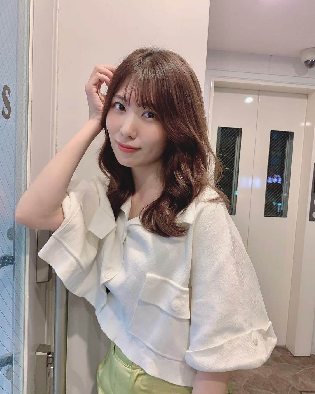 山岸逢花さんのインスタグラム写真 - (山岸逢花Instagram)「💇🏻‍♀️ hair cut ♥ . . @makoto__kamijo さんの完璧なカットで 自然な毛流れのできるかわいいスタイルになれた〜〜🥺🤍🤍 . . 毎回メイクさんに 髪多いね〜 って言われるんだけど 扱いやすいちょうどいい量にしてくれて 自分でもアレンジしやすくなった気がする😌 あと何度も言うようだけどトリートメントが最高、、、 @daichi_lwis くんのおかげね😌 . . . ✂︎‥‥L‘wis @makoto__kamijo さん . いつもありがとうございます👼🏻✨✨ . . . . #山岸逢花 #あいぱん #AV女優 #AV #aikayamagishi」8月30日 13時06分 - ayakayamagishi_