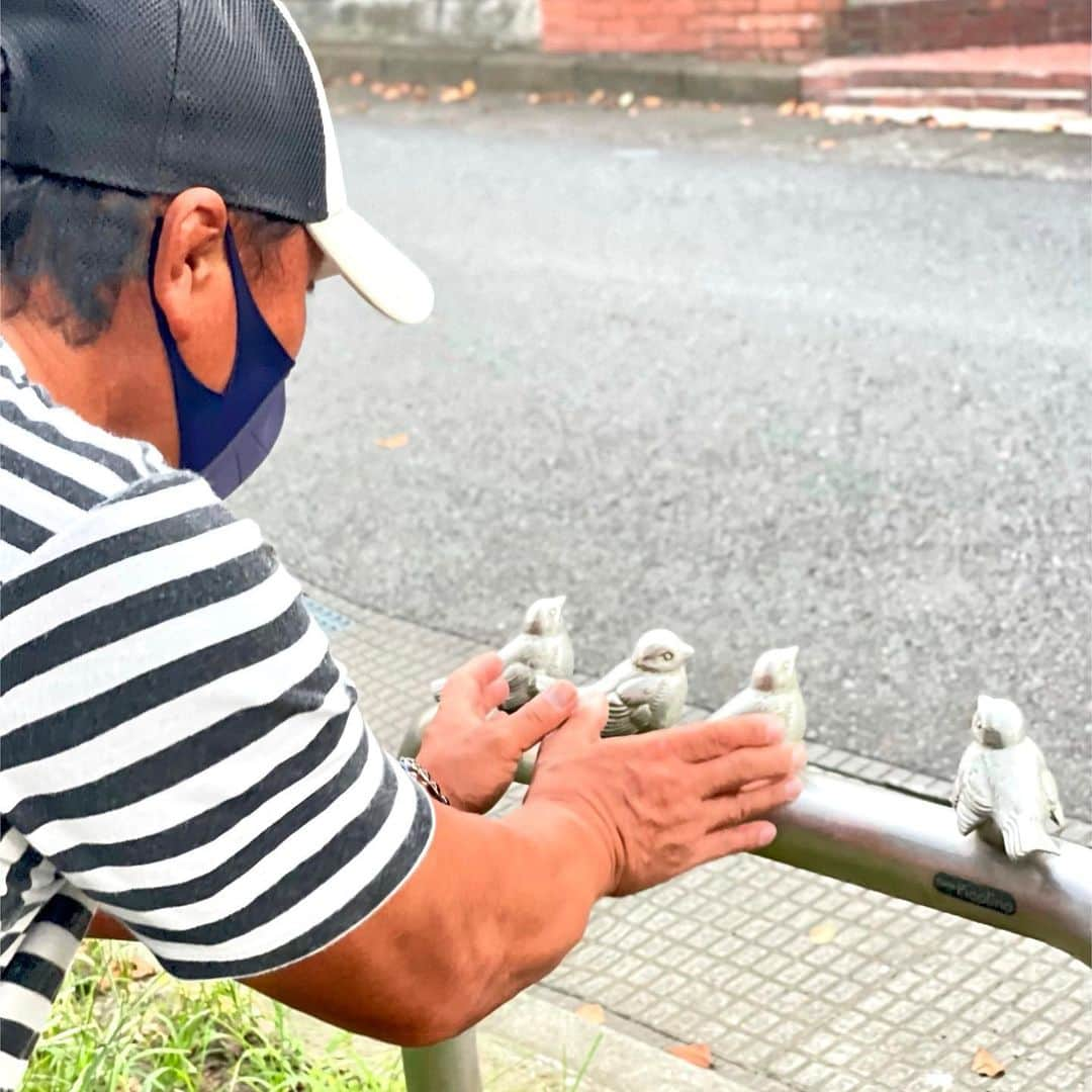 タイガーマスクさんのインスタグラム写真 - (タイガーマスクInstagram)「とある公園の入り口に、 「おっ、銀色のスズメだ‼️😵」 そ〜っと、そ〜っと…. 逃げる事の無いスズメでした😁 #タイガーマスク #tigermask #njpw #公園 #スズメのオブジェ」8月30日 22時28分 - tigermask.njpw_official