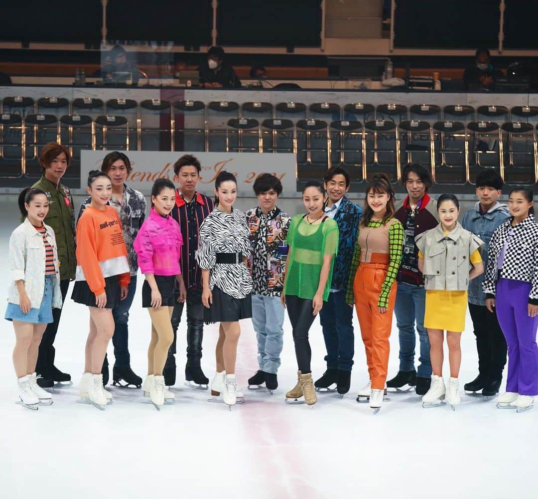 安藤美姫さんのインスタグラム写真 - (安藤美姫Instagram)「🌈Friends on ice 2021🌈  I love to say “Thank you” to all of you who support this amazing shows and who came to see the shows⛸✨💞  🌈⛸フレンズオンアイス2021⛸🌈  2年ぶりのフレンズは本当に本当に素敵な時間になりました😌😌😌 大変な時期だからこそ今私達スケーターができる事を個々にやっている中 やはり本業であるスケートで皆さんにパワーを送れる事 ♥️♥️とても幸せでした♥️♥️  そして このような状況の中 会場に観に来て下さいました皆様にも感謝です😌✨💕 本当にありがとうございました✨🙏  何日も前からこのショーの開催に当たってくださった 運営スタッフの皆様  会場を作ってくださった 設営スタッフの皆様  私達スケーターが輝いて見えるよう 幻想的な空間を作り出して下さる 照明スタッフの皆様  音楽調整をしてくださる 音響スタッフの皆様  リンクは寒く 外は暑い中 警備やグッズ販売にあたってくださっていた スタッフの皆様  そして何より 開催を決断してフレンズファミリーのいる場所を作ってくれた 大好きな大好きなしーちゃんに  心から感謝です😌🥰♥️♥️♥️  本当にありがとうございました✨🙏♥️  またリンクで会えますように...💕  #friendsonice2021  #iceskate  #figureskate #フレンズオンアイス2021  #感謝」8月30日 23時15分 - miki_m_ando0403