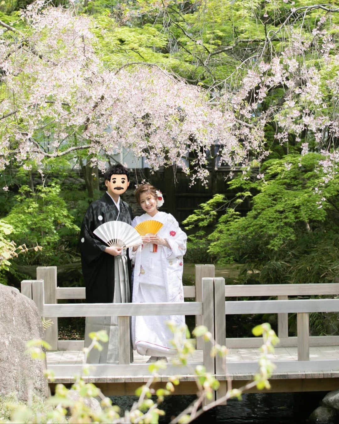 のインスタグラム：「ギリギリ桜シーズンに 撮ることが出来ました🌸 今年は早めに散っちゃってたからドキドキだったけど、少し残っててよかった😭  #ウェディングフォト #フォトウェディング #和装ヘア#和装#髪飾り #白無垢#ヘアアレンジ #wedding#kimono#桜#🌸 #撮影#portrait#ロケ#ファインダー越しの私の世界#東京カメラ部#カメラ#一眼レフ#カメラ女子#いいね#コメント#ありがとうございます」
