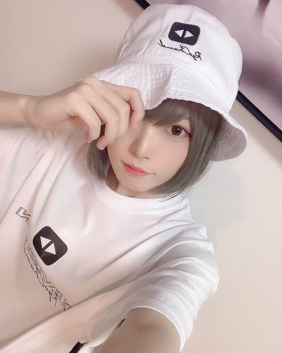 山吹りょうさんのインスタグラム写真 - (山吹りょうInstagram)「DI:VISIONさんとのコラボグッズ！ バケハとTシャツ🐶  ＊ ＊ ＊ ＊ ＊ ＊ ＊  #ファッション #fashion #패션 #时装 #ショート #ショートヘア #model #モデル #ギター #guitarist #ギタリスト #guitar #バンド #ガールズバンド #girlsband #japanesegirl #cosplay #グラビア #コスプレ #selfie #me #ootd #instagood #バケットハット #今日の一枚」8月30日 23時41分 - ry01204