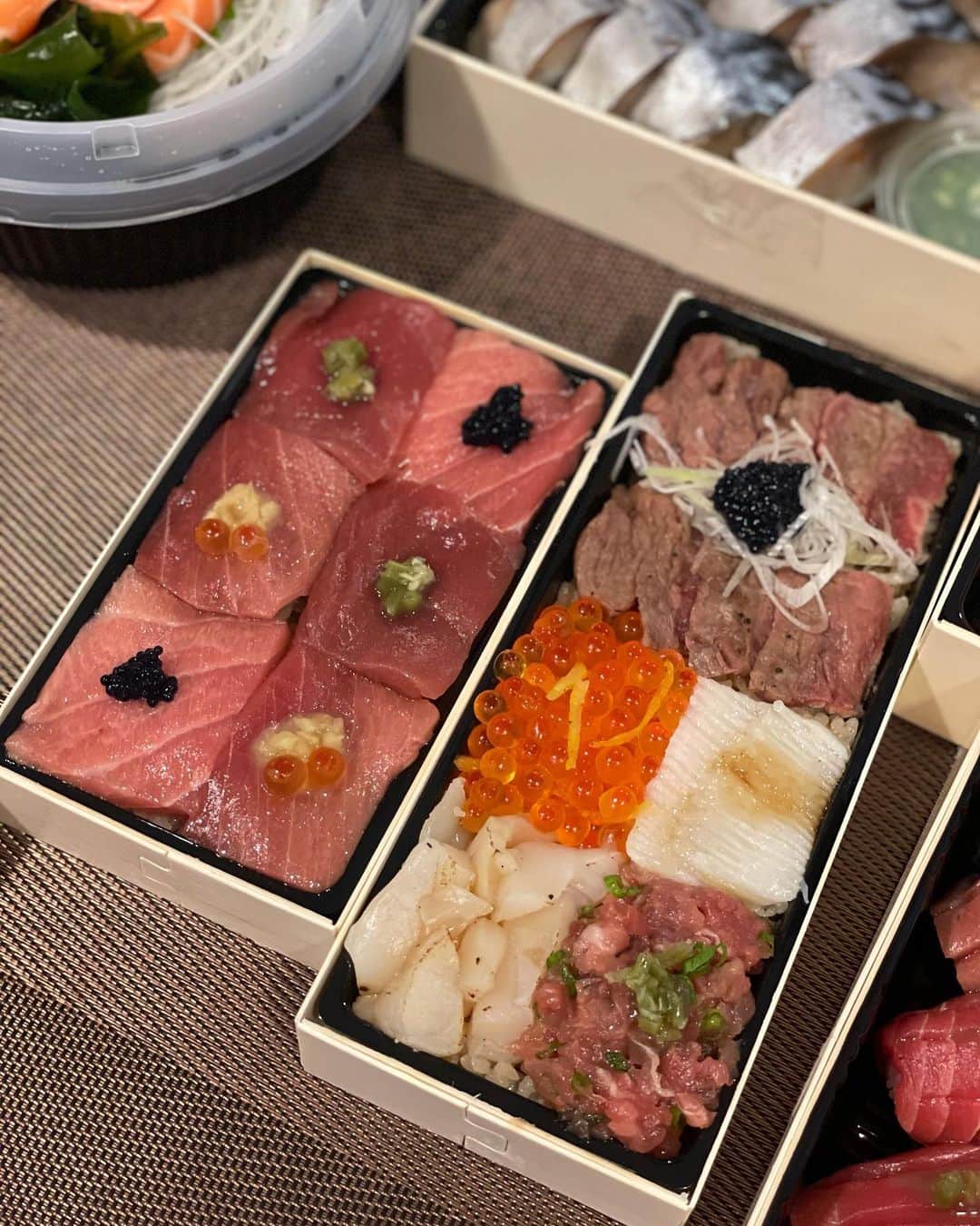 ヌットサラ・トムコムさんのインスタグラム写真 - (ヌットサラ・トムコムInstagram)「อยากกินซูชิ อยากกินปลาดิบ อยากกินอาหารญี่ปุ่น ต้องสั่ง @sushi_hana_thailand สาขาใกล้บ้านมาก สดและอร่อย สุดฟินนนน 🍣 🍱」8月30日 15時10分 - nootsara13