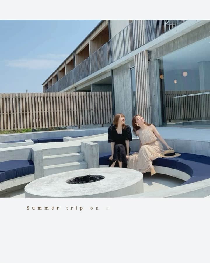 大野愛友佳のインスタグラム：「awaji island.  淡路島でのリトリート。  @kamome_slow_hotel へ宿泊。 全室オーシャンビュー。  ホテルからの送迎、トゥクトゥクで向かい、@garbcosta_orange にて 夕陽が見えるコースディナーを..🥂  夜はプールとサウナで整うリラックスタイム。  まいちゃんとの旅はお腹抱えて笑って、 真剣に話して..笑 すごく楽な相棒です👩‍👧  幸せな夏旅でした♡  ちなみにおすすめな旅行サイトの @tabinobi_info ✈︎  たびのびの @xxcaoxx さんの動画は穴場だったり、まだ行ったことのない場所を素敵にわかりやすくUPしていてすき..✨  たびのびのInstagramよりサイトに飛べるので、お出かけする際にはぜひ参考にしてみてね𓍯  #awajiisland#camomeslowhotel#tripgramjp#pr#tripvlog #カモメスローホテル#ガーブコスタオレンジ#淡路島旅行#淡路島ディナー#淡路島グルメ#たびのび#女子旅#旅行vlog#旅行動画#たびのび動画#動画クリエイター#お出かけスポット#淡路島ホテル#兵庫旅行#兵庫観光#オーシャンビューホテル#リトリート#ホカンス https://tabinobi.jp/」
