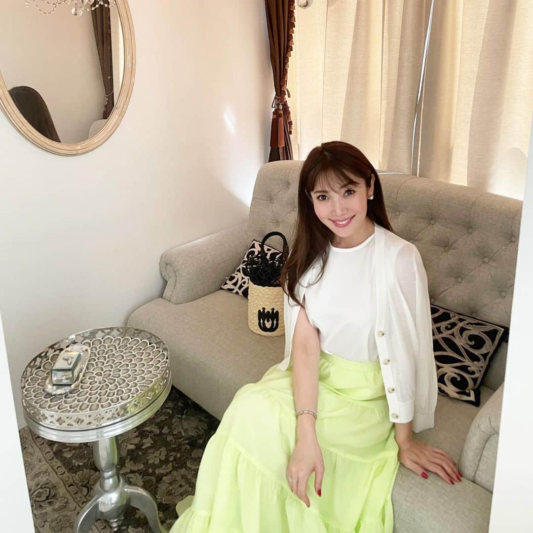 吉田美紀さんのインスタグラム写真 - (吉田美紀Instagram)「・ ・ 胸を張ってオススメできるから 大切なお友達夫婦のブライダルエステにも紹介した @licesthetic  ・ 夏場の方が浮腫みやすいわたし。 しばらくトレーニングができない日も続き 浮腫みも重なって ふよふよとした質感とラインが気になって 駆け込んできました！！ ・ 一度で嬉しい効果˚✧₊⁎ だからあとは、わたしがどう維持するか？！笑 ・ @emiemhappy の 明るくパワーを貰えるお人柄のファンでもあります˚✧₊⁎ ・ #beauty #beautysalon #diet #cellcure #cellcure4tplus #リックエステティックサロン #ゴッドハンド #痩身 #痩身ケア #ダイエット #エステ #エステサロン #美容 #麻布十番 #アンチエイジング #40代 #40代ダイエット #40代女子 #美肌 #美肌ケア #美顔器 #セルキュア #セルキュア4tplus #タラソパック #ヘッドマッサージ」8月30日 15時28分 - miki__yoshida