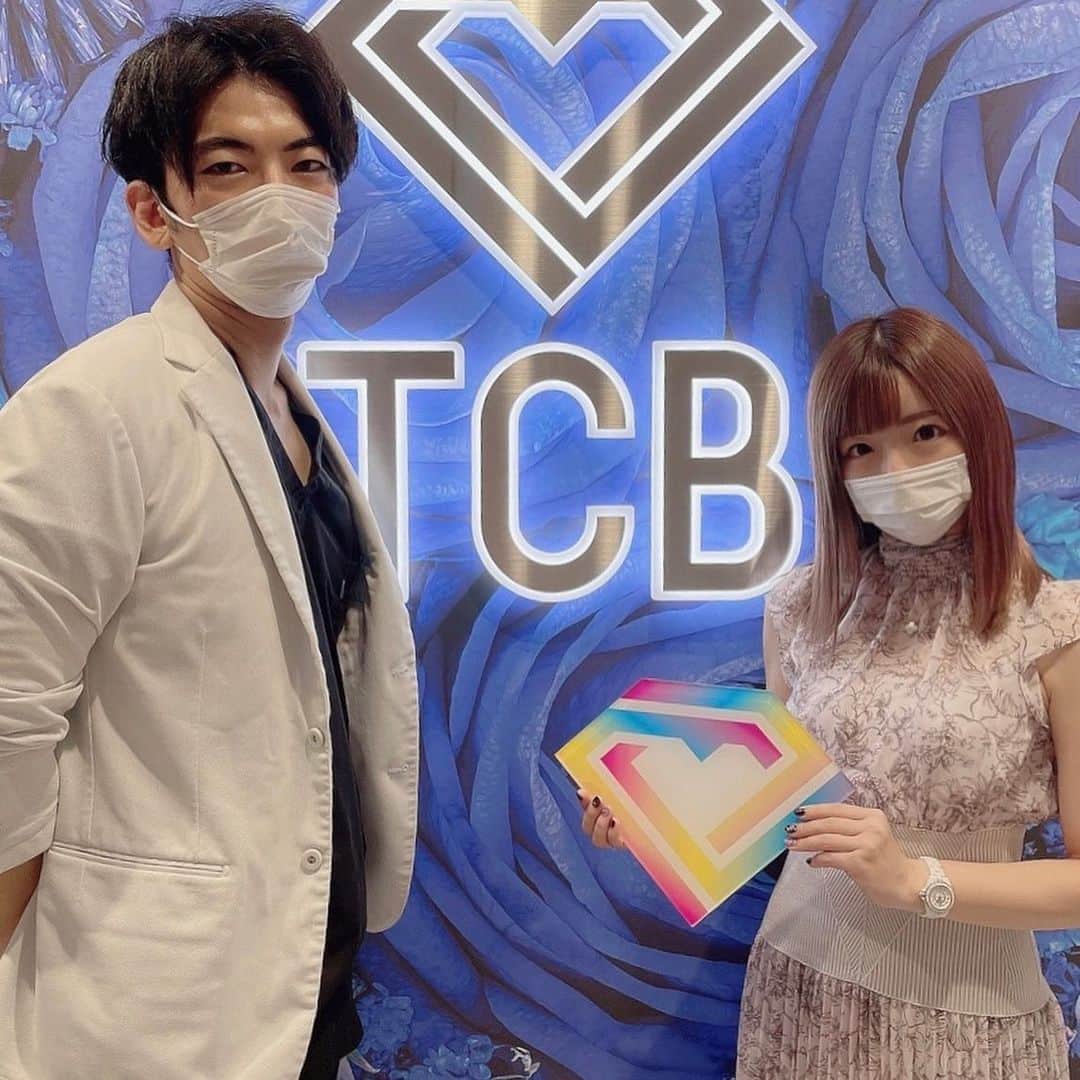 佐倉絆さんのインスタグラム写真 - (佐倉絆Instagram)「#東京中央美容外科新宿三丁目院  （ @tcbshinjuku ）🏥様で ピコレーザーをやってきました😊  この夏に紫外線でできたシミが気になって、ニキビ跡やシミに効果的なレーザーのピコレーザーをお願いしたんだけど、 TCBは塗る麻酔もしてくれてレーザーを当ててもらえるから、全然痛くなくて、寝ちゃいました🤣 TCBの施術はほとんど痛みがないからいつも施術中に寝ちゃう🥱  イオン導入もしていただいて、この夏できたシミと戦えているのが嬉しい🥺 一回でかなり薄くなったよ！！ これからも肌ケアがんばります🔥�  村田先生（ @tcb_dsuke )先生� ありがとうございました🥺✨✨�   #美容整形ならTCB東京中央美容外科 #東京中央美容外科#美容外科#新宿 #新宿三丁目 #東京中央美容外科新宿三丁目院 #TCB #村田大典 #村田ダイスケ #ピコレーザー#PR」8月30日 15時44分 - kizunasakura