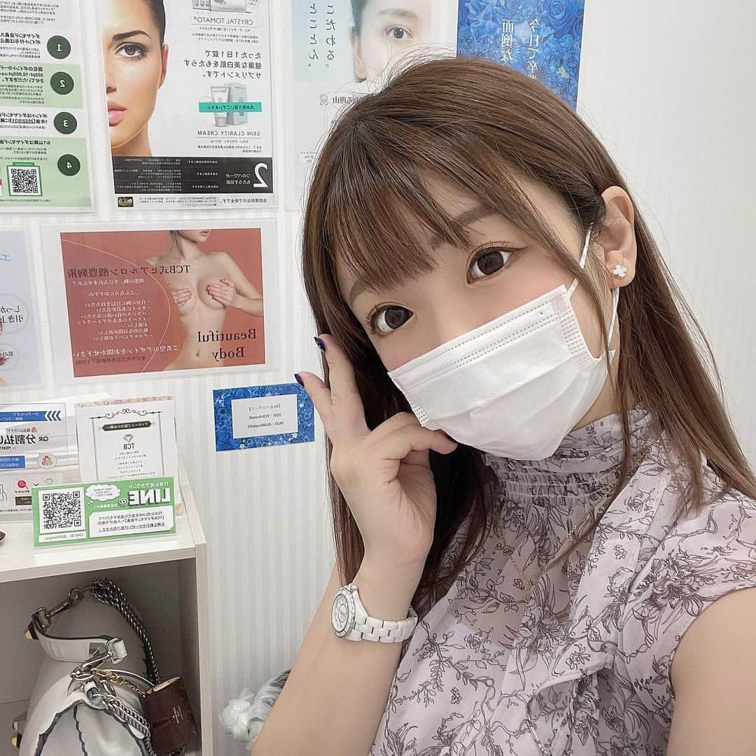 佐倉絆さんのインスタグラム写真 - (佐倉絆Instagram)「#東京中央美容外科新宿三丁目院  （ @tcbshinjuku ）🏥様で ピコレーザーをやってきました😊  この夏に紫外線でできたシミが気になって、ニキビ跡やシミに効果的なレーザーのピコレーザーをお願いしたんだけど、 TCBは塗る麻酔もしてくれてレーザーを当ててもらえるから、全然痛くなくて、寝ちゃいました🤣 TCBの施術はほとんど痛みがないからいつも施術中に寝ちゃう🥱  イオン導入もしていただいて、この夏できたシミと戦えているのが嬉しい🥺 一回でかなり薄くなったよ！！ これからも肌ケアがんばります🔥�  村田先生（ @tcb_dsuke )先生� ありがとうございました🥺✨✨�   #美容整形ならTCB東京中央美容外科 #東京中央美容外科#美容外科#新宿 #新宿三丁目 #東京中央美容外科新宿三丁目院 #TCB #村田大典 #村田ダイスケ #ピコレーザー#PR」8月30日 15時44分 - kizunasakura