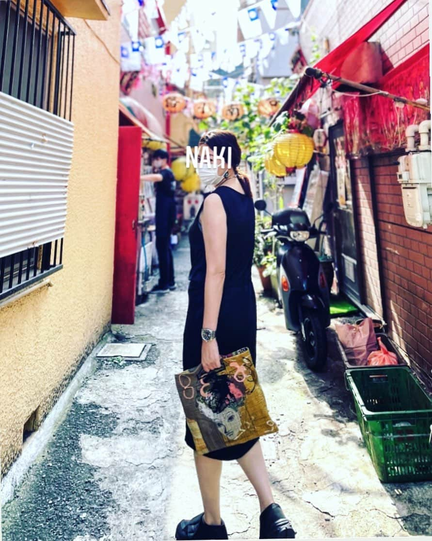 nakiさんのインスタグラム写真 - (nakiInstagram)「服がシンプルで何か物足りないと思ったら、小物で大小のメリハリをつけると寂しくなりません。 ・ 今回はワンピースのタイトさに対して、靴とバックを大ぶりにしてメリハリをつけました。 ・ ・ ・ #アラフォーコーデ #アラフォー #ファッション#カジュアル#カジュアルコーデ #休日#休日の過ごし方 #普段着#楽コーデ」8月30日 15時48分 - nak.i